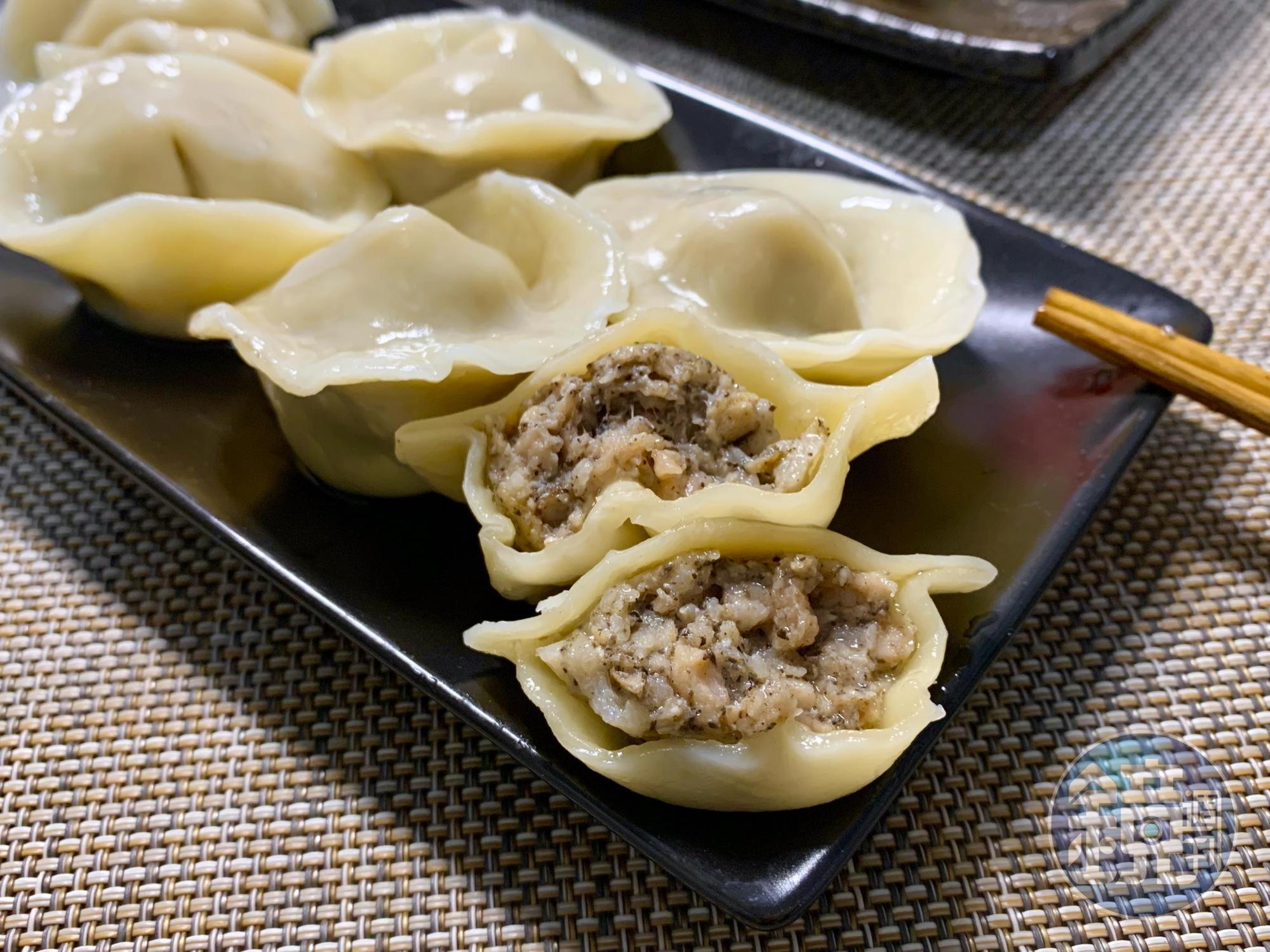 一口咬下「松露野菇水餃」,就會衝出濃郁的松露香氣,不需蘸醬就很夠味。(360元/包、20顆)