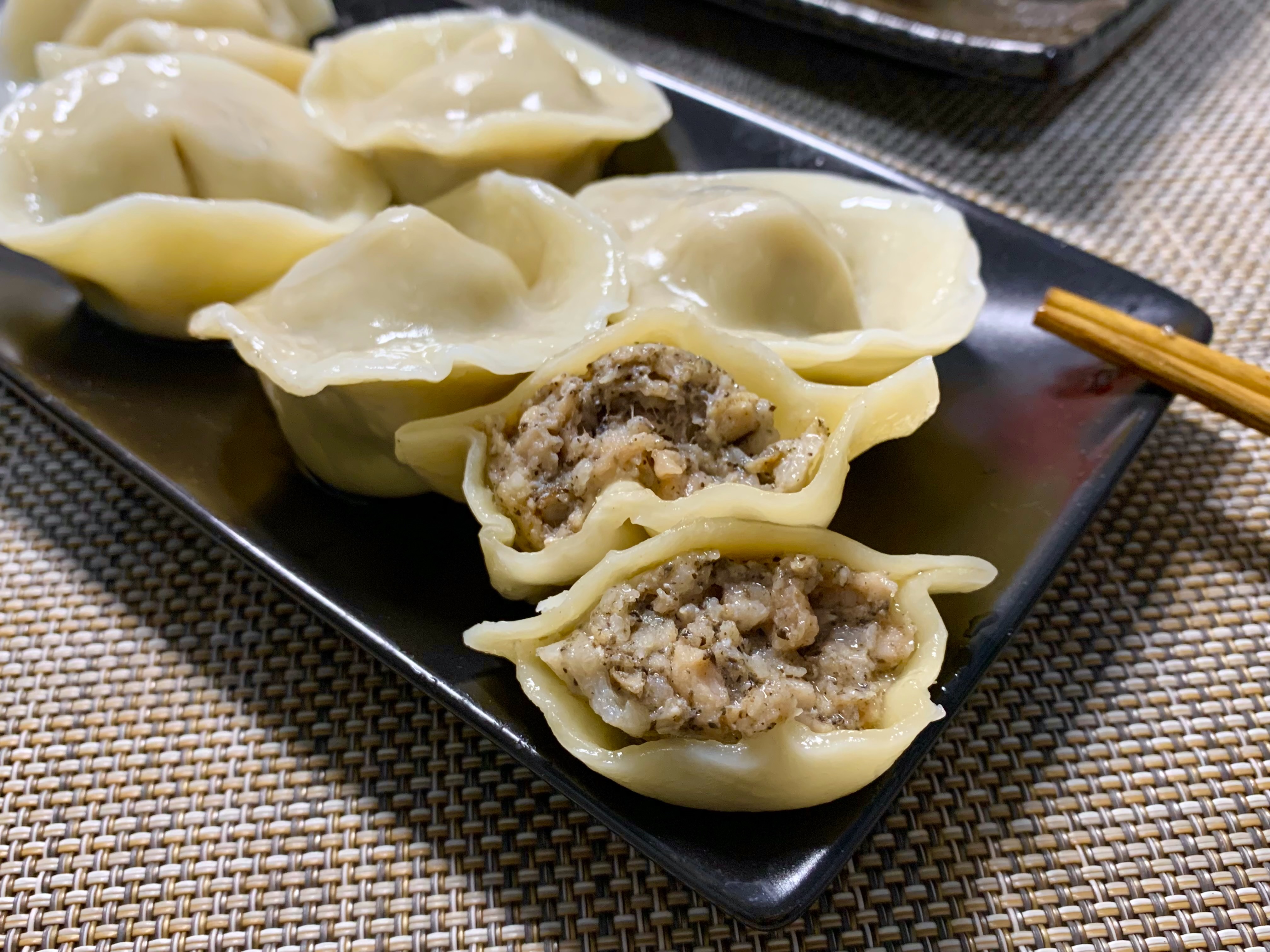 一口咬下「松露野菇水餃」，就會衝出濃郁的松露香氣，不需蘸醬就很夠味。（360元／包、20顆）