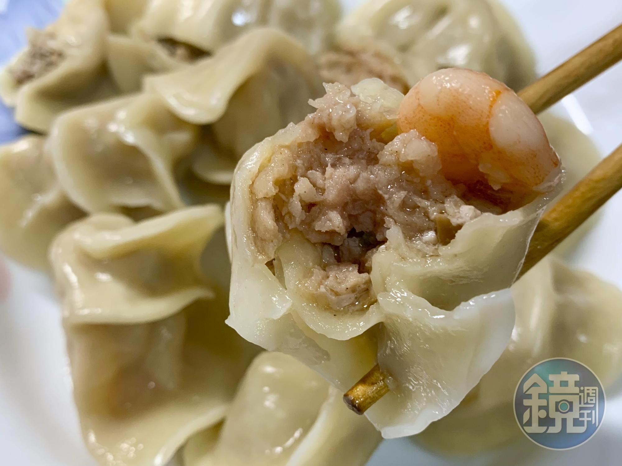 「鮮蝦榨菜水餃」肉餡吃得到整尾的鮮美白蝦和榨菜的清香。
