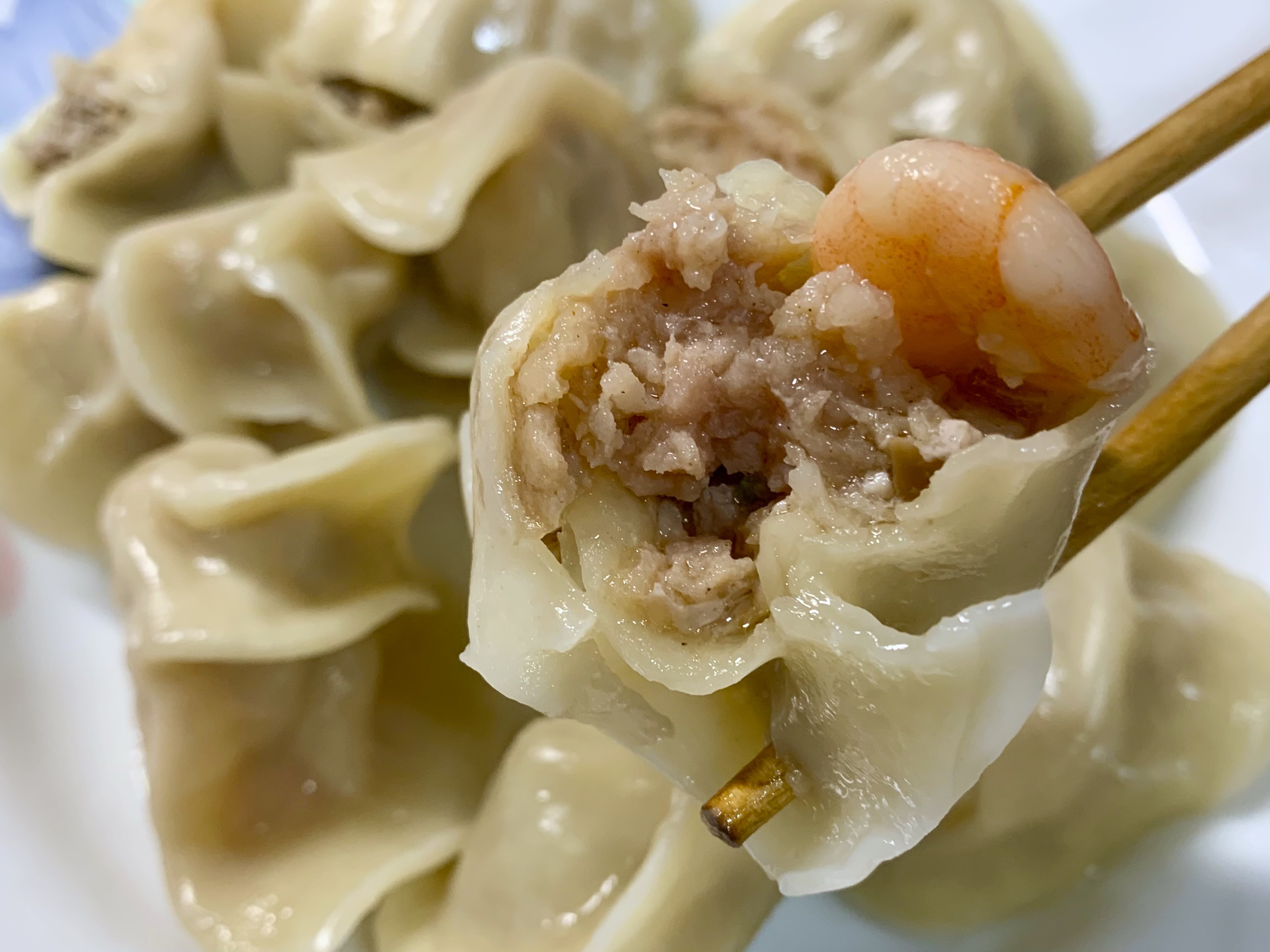 「鮮蝦榨菜水餃」肉餡吃得到整尾的鮮美白蝦和榨菜的清香。