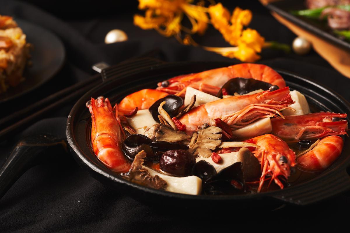 「黑麻油燒酒蝦」的蝦肉吸飽麻油和酒香。(580元/份)(真珠台灣家味提供)
