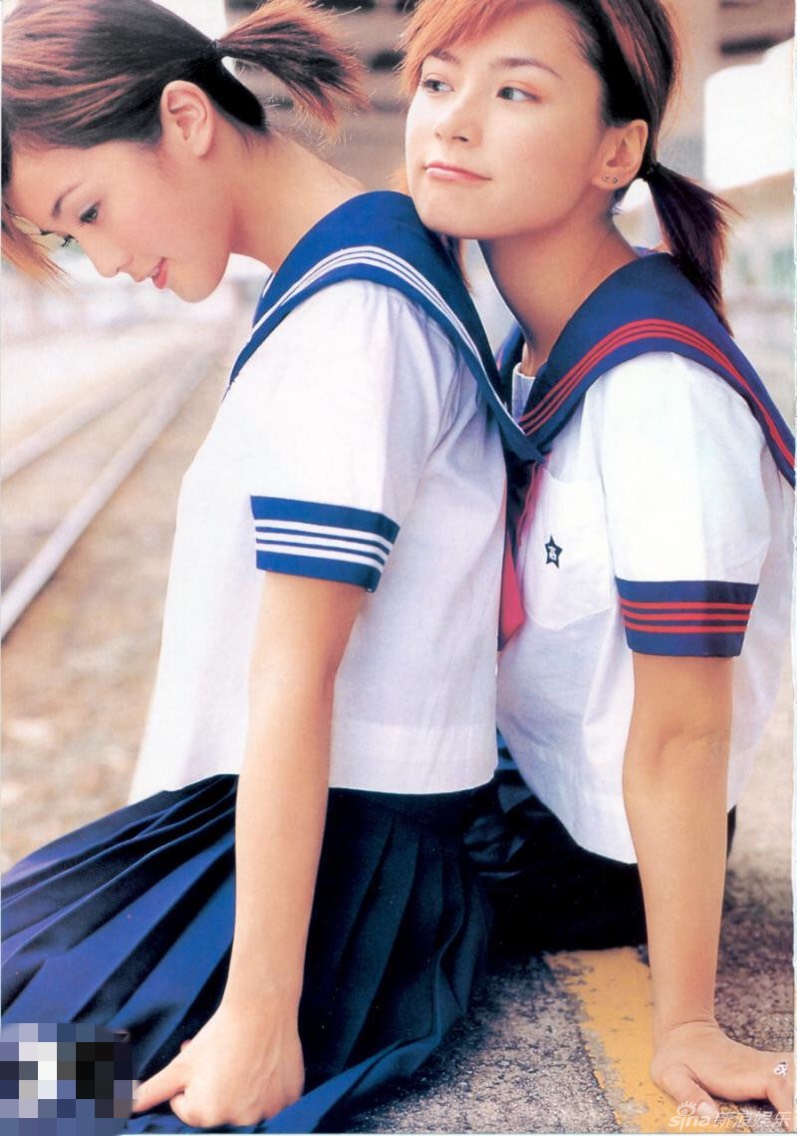 Twins出道歌曲〈女校男生〉的女學生造型可說是香港樂壇的經典，兩人的寫真集也少不了學生制服（翻攝自網路）
