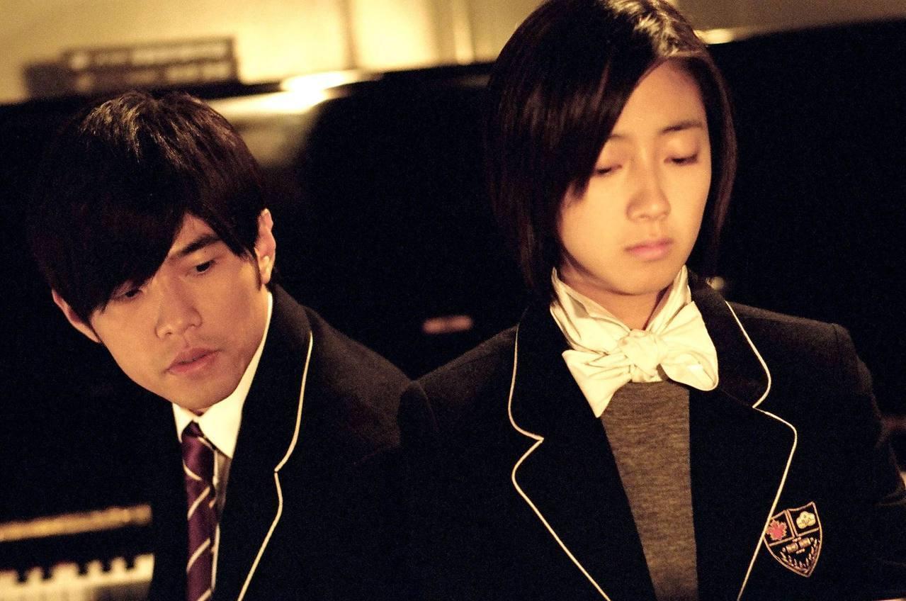 桂綸鎂出道作就是扮演高中生的《藍色大門》，之後《不能說的·秘密》跟周杰倫則扮演高中同學。（翻攝自網路）