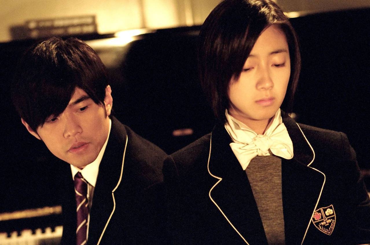 桂綸鎂出道作就是扮演高中生的《藍色大門》，之後《不能說的·秘密》跟周杰倫則扮演高中同學。（翻攝自網路）