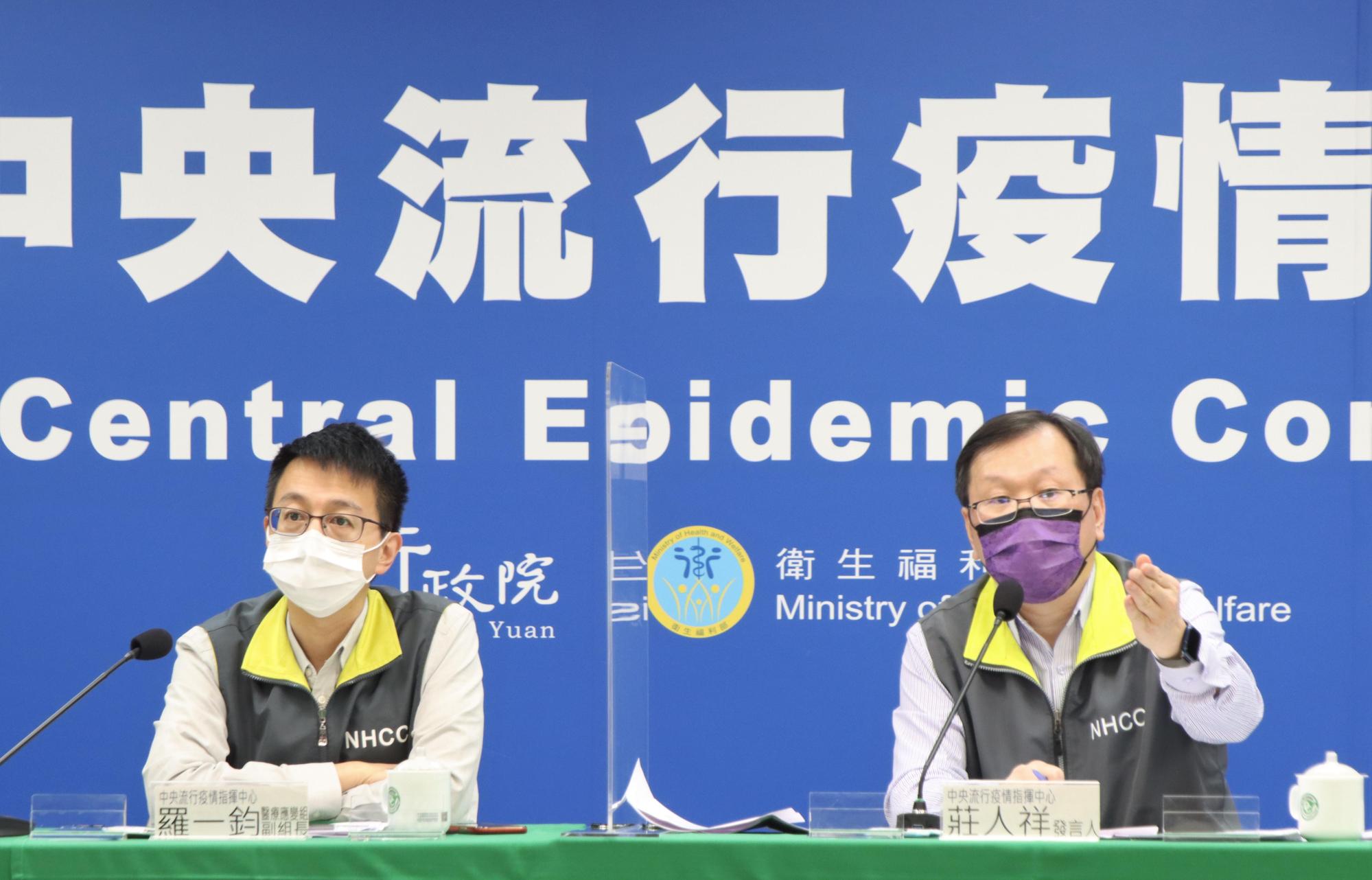 莊人祥（右）今重申，沒有出國需求的高端接種者，不需要特別去追打疫苗。（指揮中心提供）