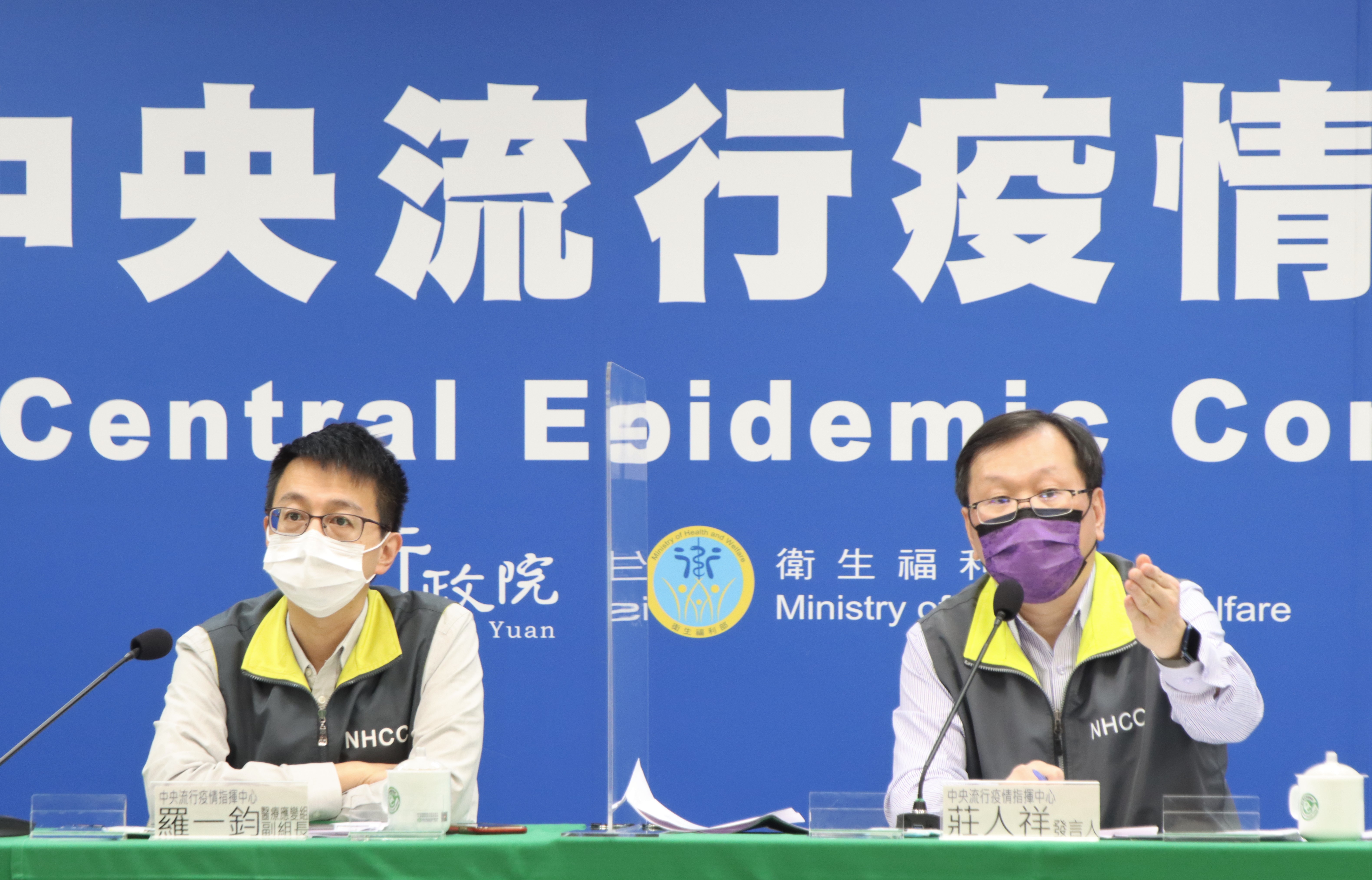 莊人祥(右)今重申,沒有出國需求的高端接種者,不需要特別去追打疫苗。(指揮中心提供)