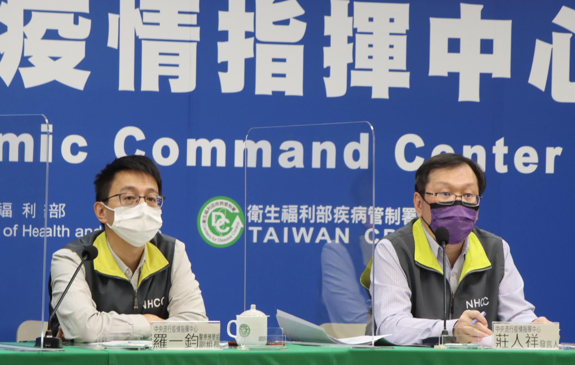 莊人祥(右)透露,11月17日10時起就會對外開放3,600間的集中檢疫所訂房。(指揮中心提供)