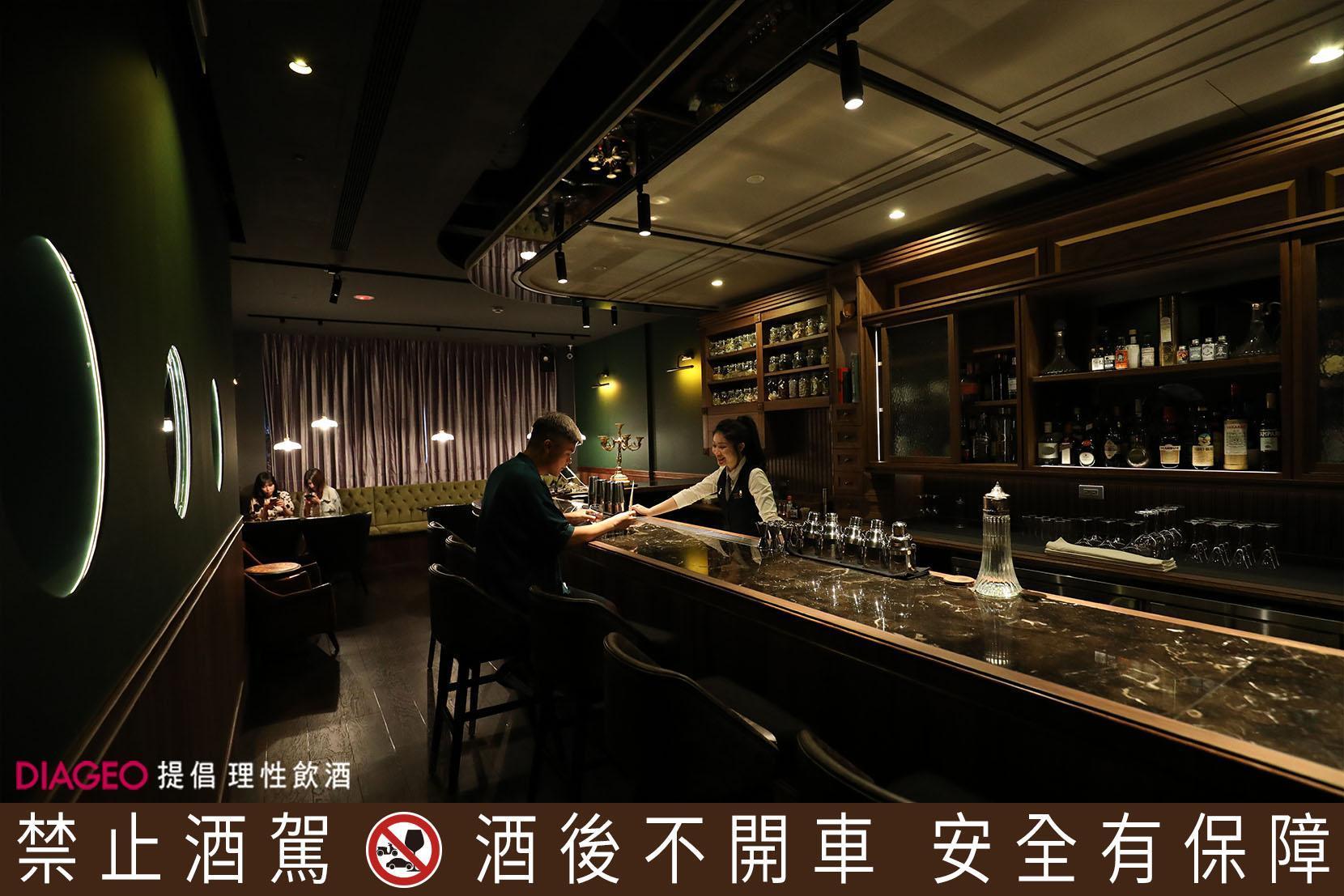 大安區的「隱城」,店名的由來是取自諧音「影城」,隱城二樓的酒吧保有一貫的日式隱密與優雅,獨坐吧台感覺就像是穿越到電影場景中,成為今晚的主角之一。(隱城/台北市大安區信義路三段160號/02-27017898)(鏡週刊資料照片)