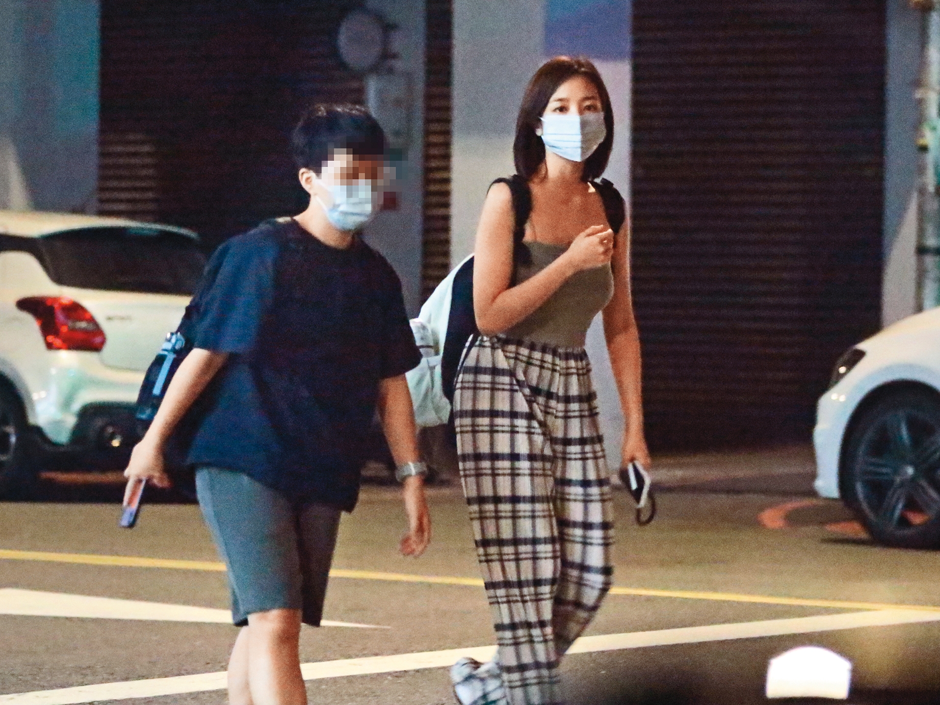 11/28 03:44 收工後，王淨（右）換上私服，明明已經立冬了，但王淨還穿著細肩帶低胸背心，年輕人果然不怕冷，連王淨身邊的助理也穿短袖。