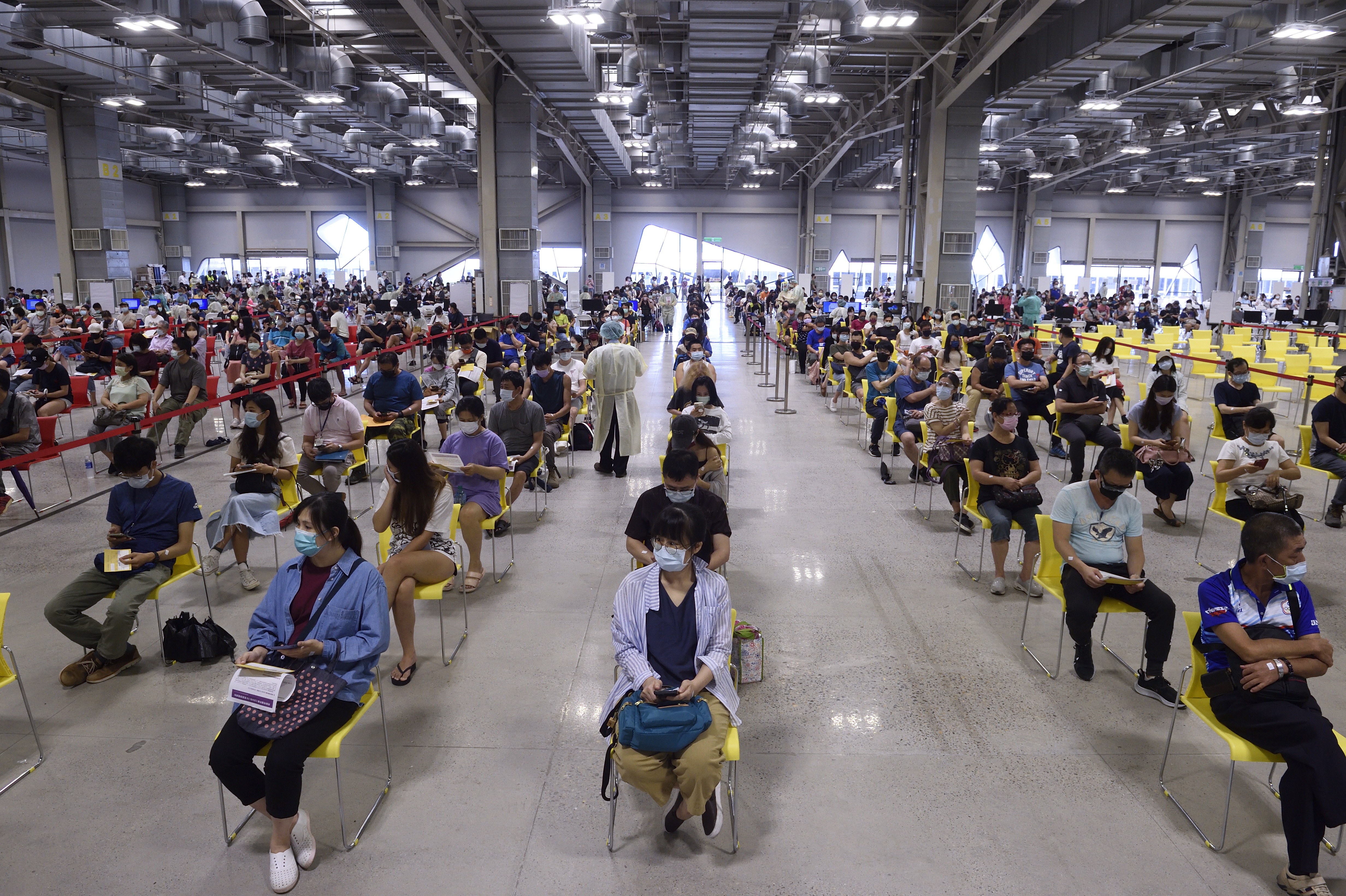 中央流行疫情指揮中心發言人莊人祥今透露，中央稱11月會開放混打的規劃應該不會跳票。（示意圖，本刊資料照）