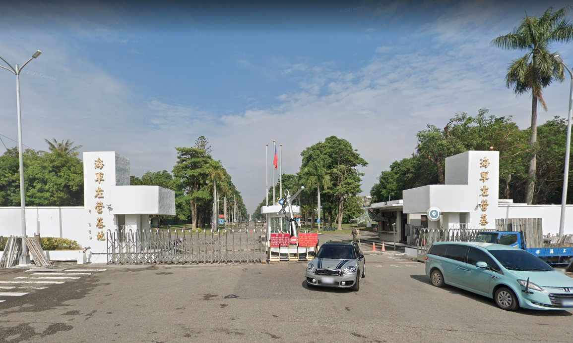 高雄左營的海軍基地日前遭到一名退休軍官持偽造證件擅闖，還在被發現可疑行徑時逃逸。（翻攝自Google Map）