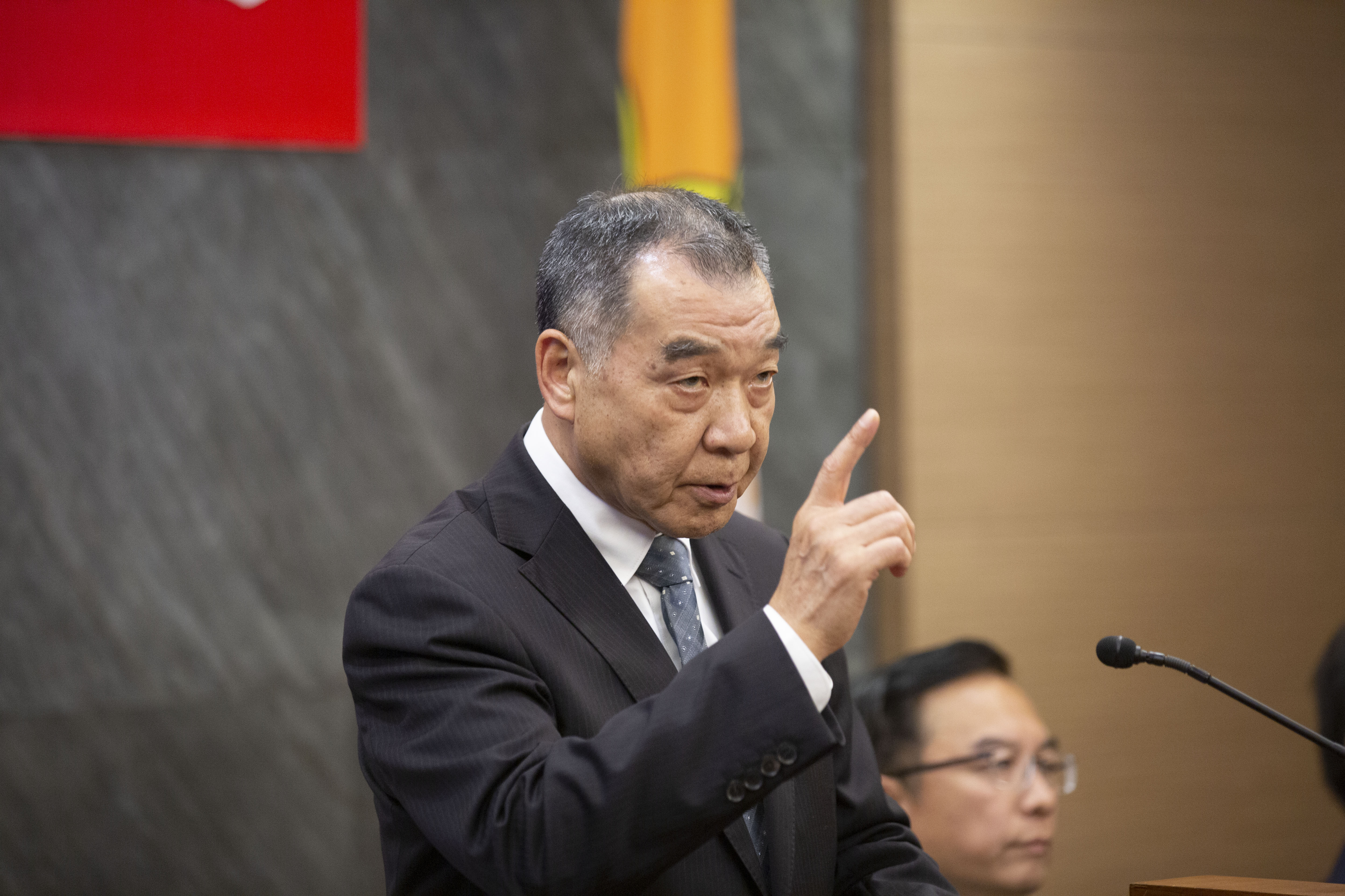 國防部長邱國正對於軍營遭擅闖十分不滿,據稱已下令將當日的指揮官拔官。(本刊資料照)
