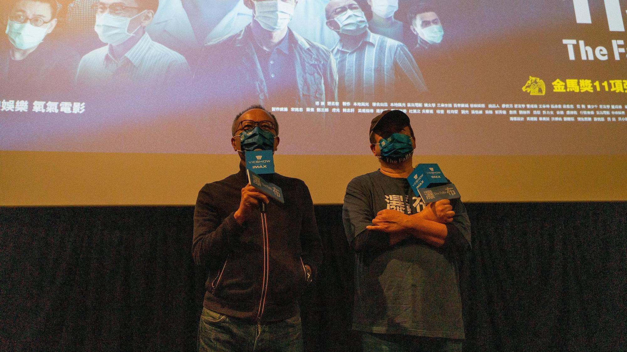導演鍾孟宏(左)和監製瞿友寧到台中辦《瀑布》特映會。(華映提供)