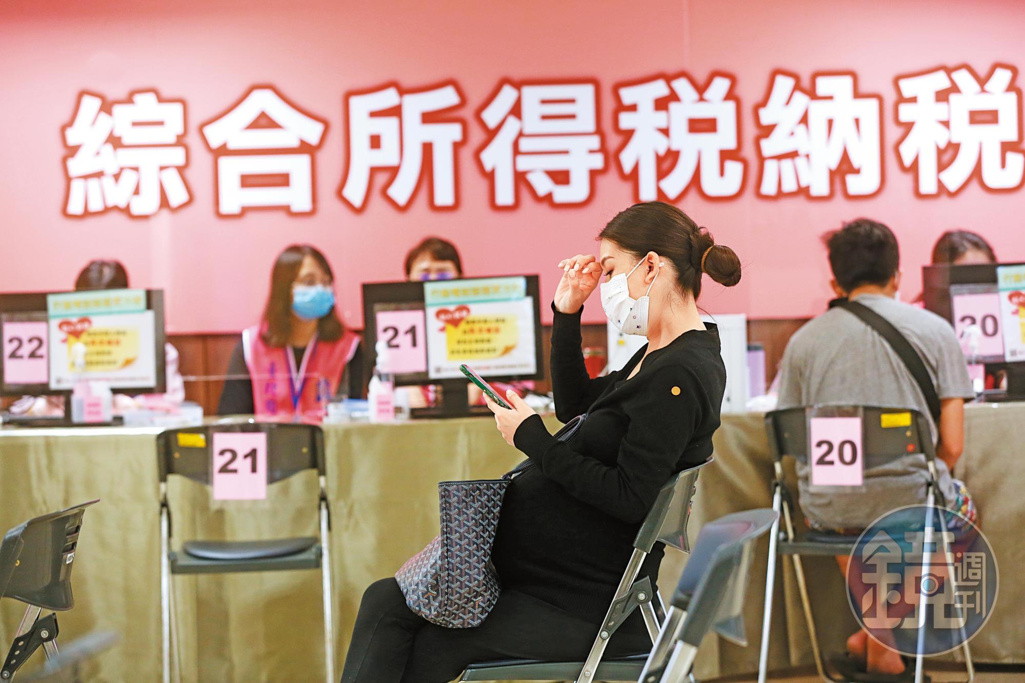 政府「超」收稅款，是指超過預估的稅收額度，而非超越了稅法分際，非法多收稅。