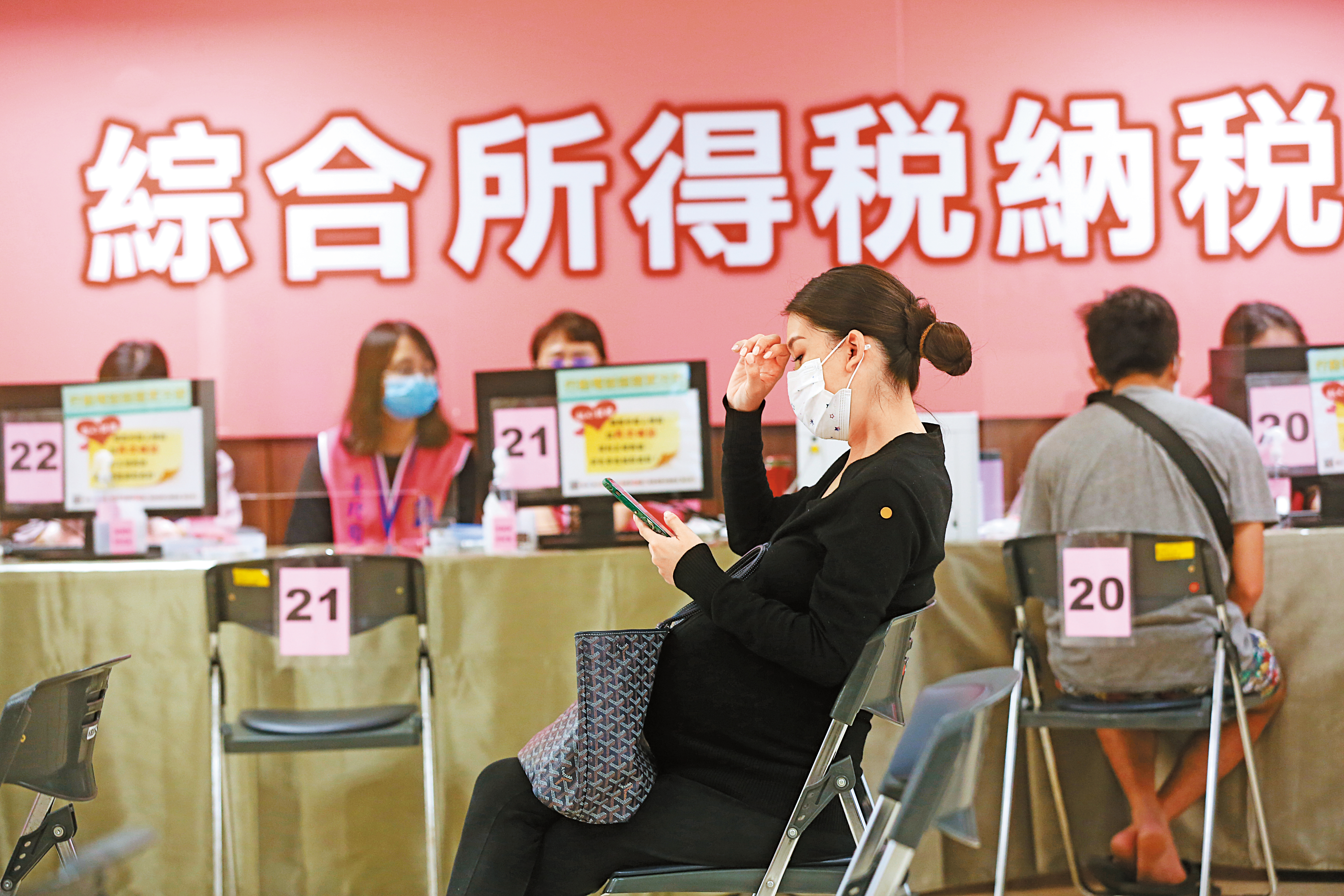 政府「超」收稅款，是指超過預估的稅收額度，而非超越了稅法分際，非法多收稅。