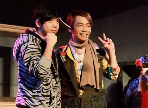 大炳（右）9年前因為細菌感染肺部突然病逝，小炳在最後的時間一直陪著他。（翻攝自小炳臉書）