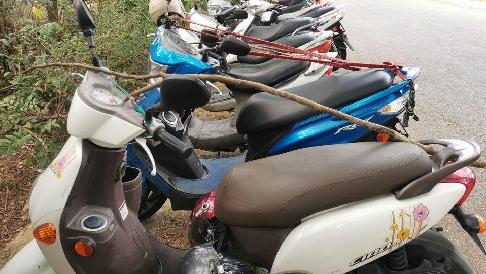 有民眾好奇發問,為何柴山有座停車場的機車,上面都會放著一根樹枝。(翻攝自我是高雄人臉書)