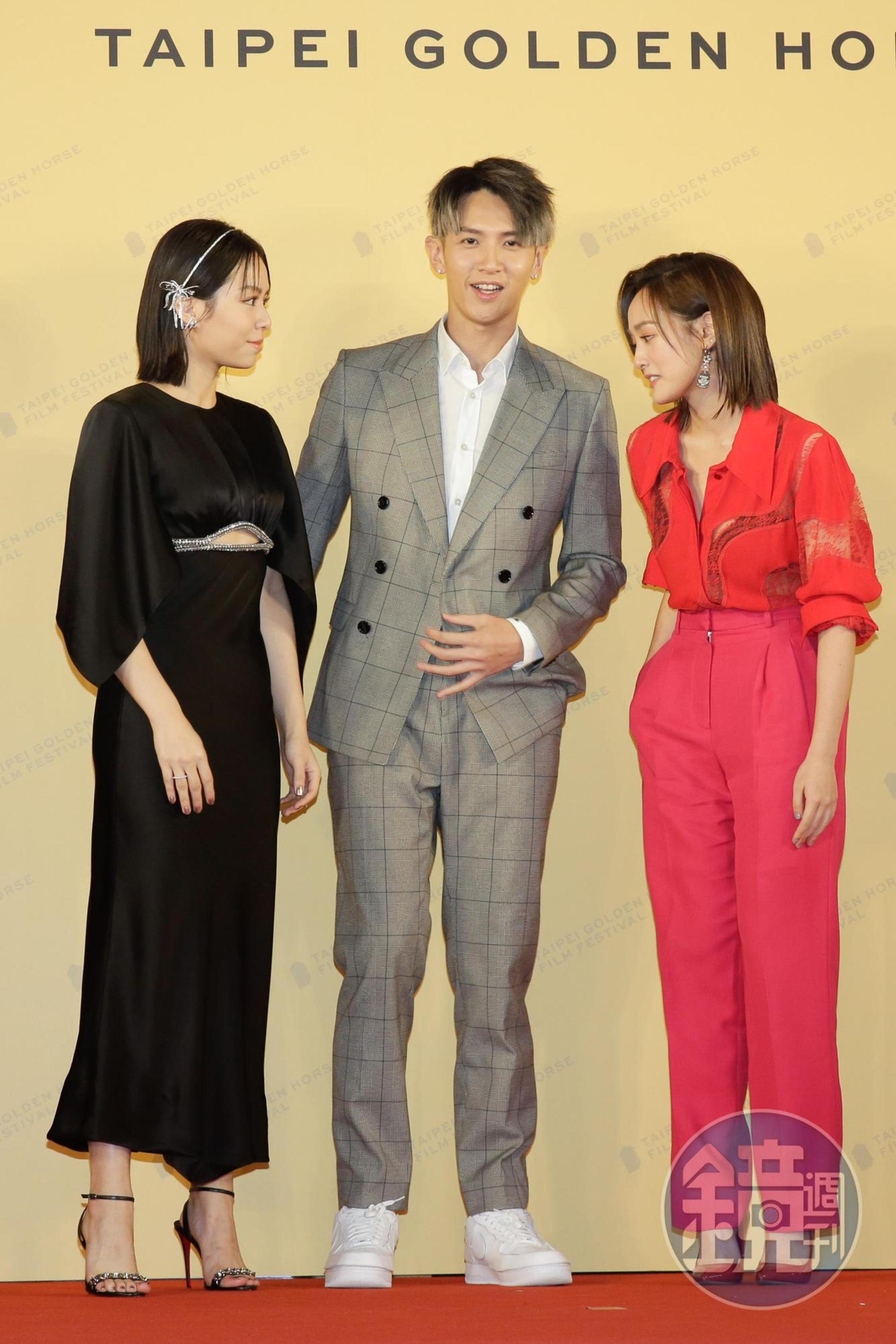 長髮是飯局妹?難怪宋芸樺(左)、王淨(右)出席《月老》金馬影展首映,都剪了短髮避嫌。(誤)中為柯震東。
