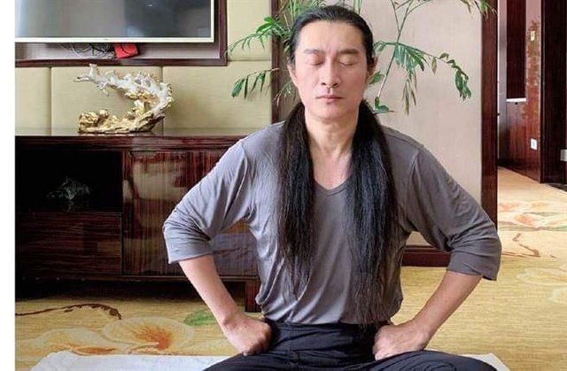 忠心擁護中共的黃安頭髮看起來這麼長,賴委員不知覺得…(翻攝自PTT)