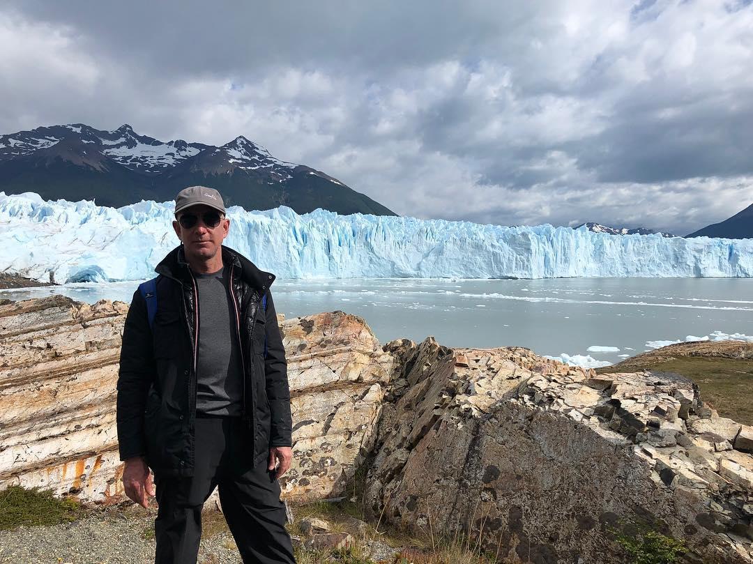 貝佐斯正致力於開發登陸太空用的火箭。(翻攝Jeff Bezos IG)