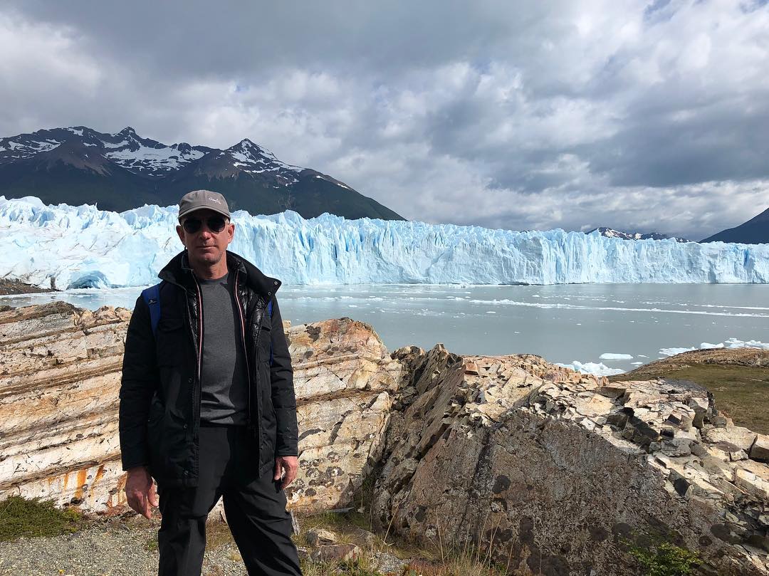 貝佐斯正致力於開發登陸太空用的火箭。(翻攝Jeff Bezos IG)