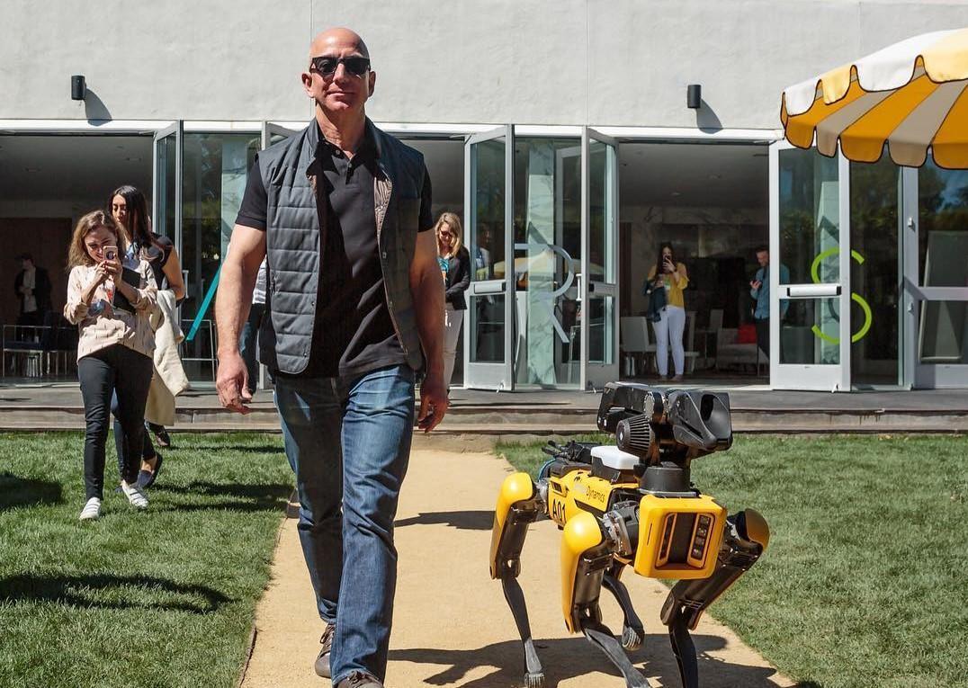 貝佐斯斷言人類將移居外太空生活,地球則會變成渡假村。(翻攝Jeff Bezos IG)