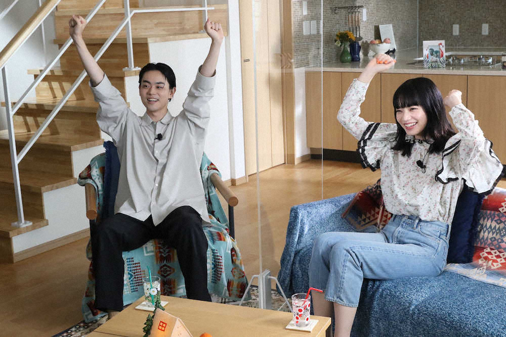 菅田將暉（左）與小松菜奈（右）交往2年今宣布結婚，兩人去年在宣傳電影時就展現絕佳默契。（翻攝自《線：愛在相逢時》Twitter）