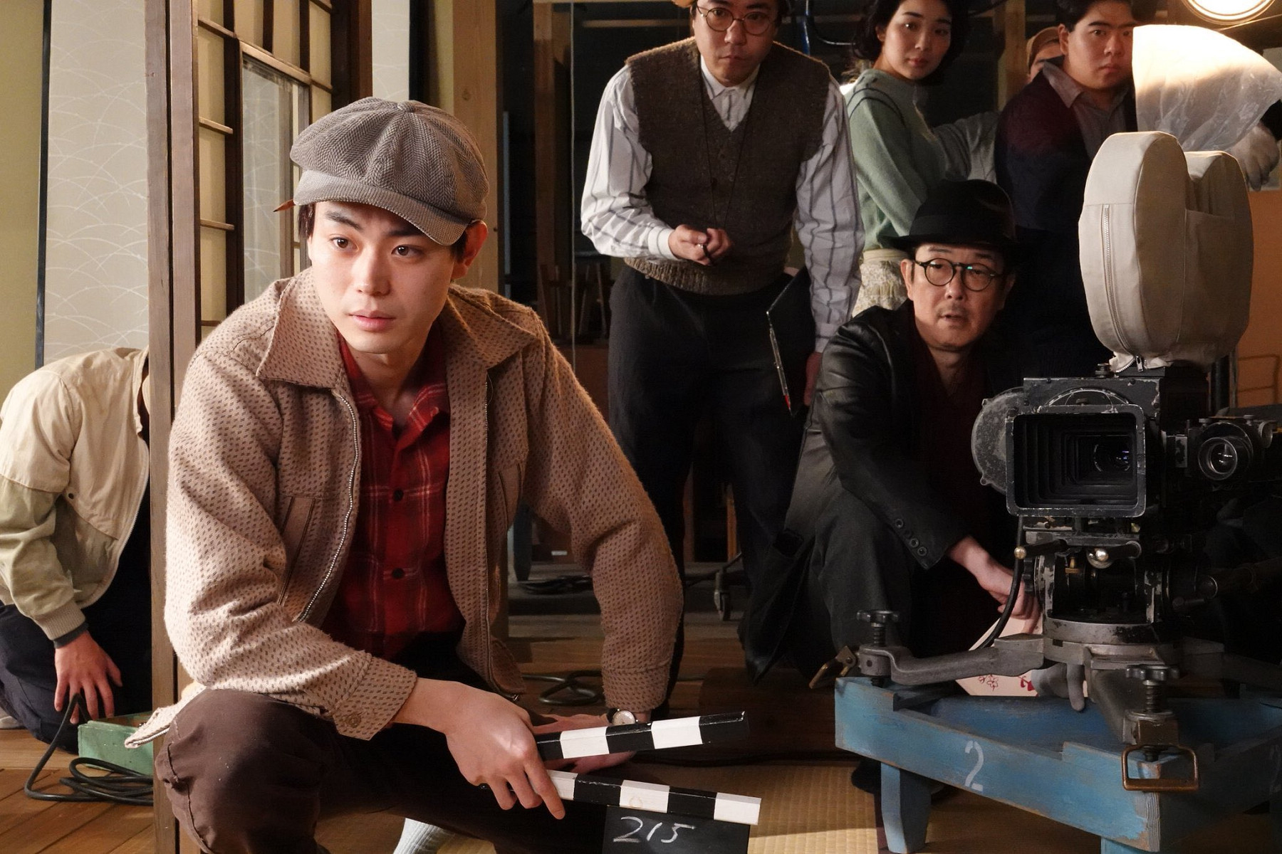菅田將暉（左）在《電影之神》飾演助理導演，在片場也深獲劇組喜愛。（采昌國際多媒體提供）