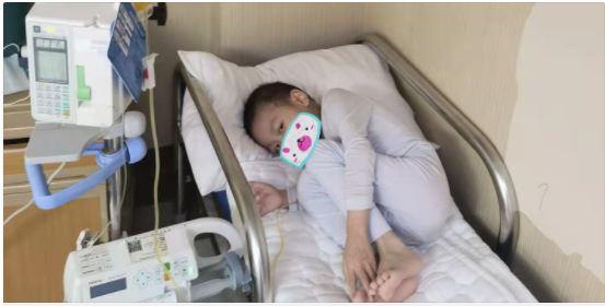 5歲病童難忍治療的痛苦，問母親「死了，你知道是啥樣嗎？」（翻攝自都市報導微博）