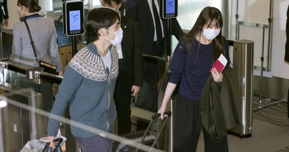 真子公主（右）與小室圭14日離開東京前往紐約。（翻攝MothershipSG推特）