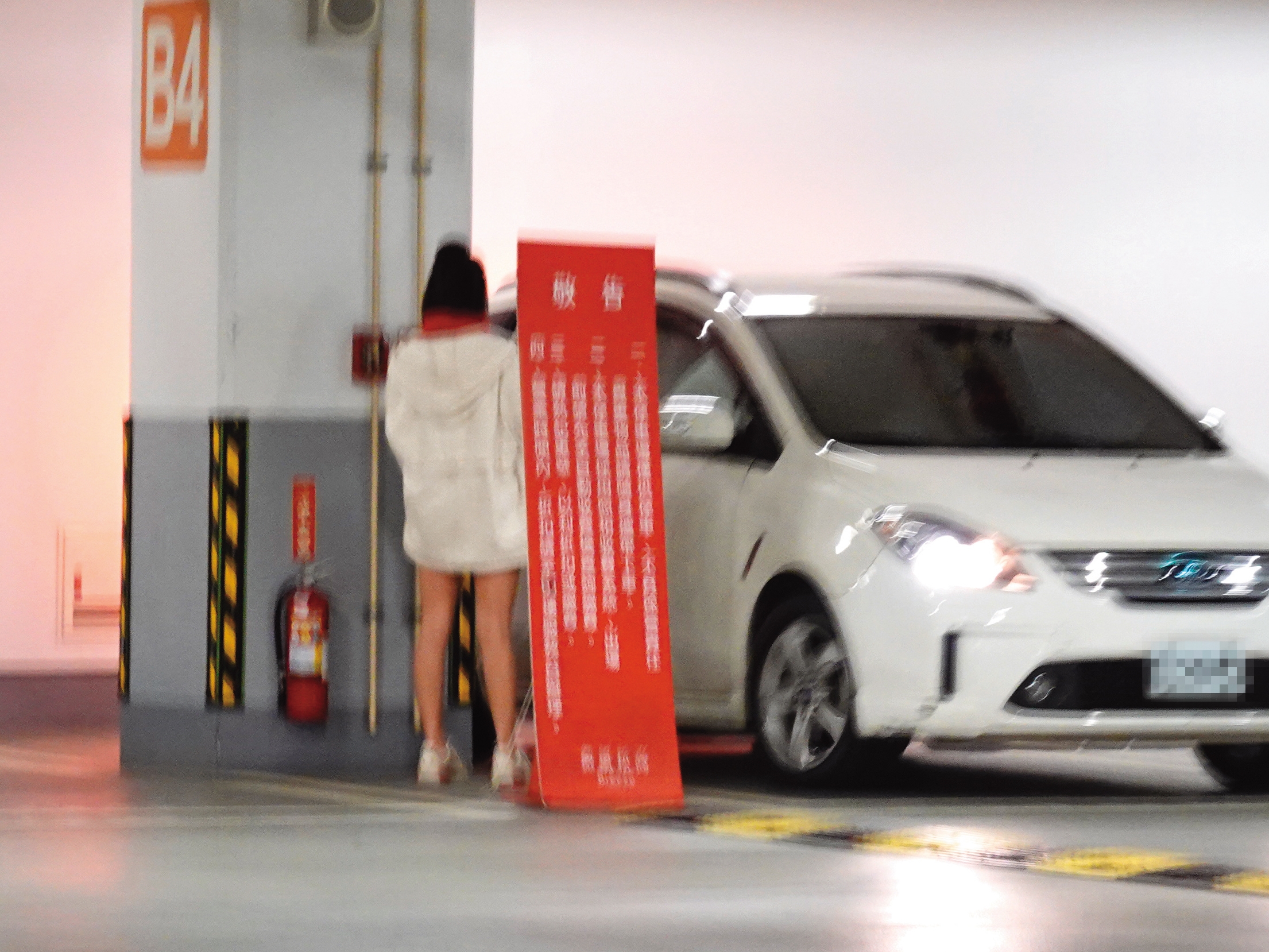 22:23 范姜彥豐上駕駛座後，粿粿跟著上車。