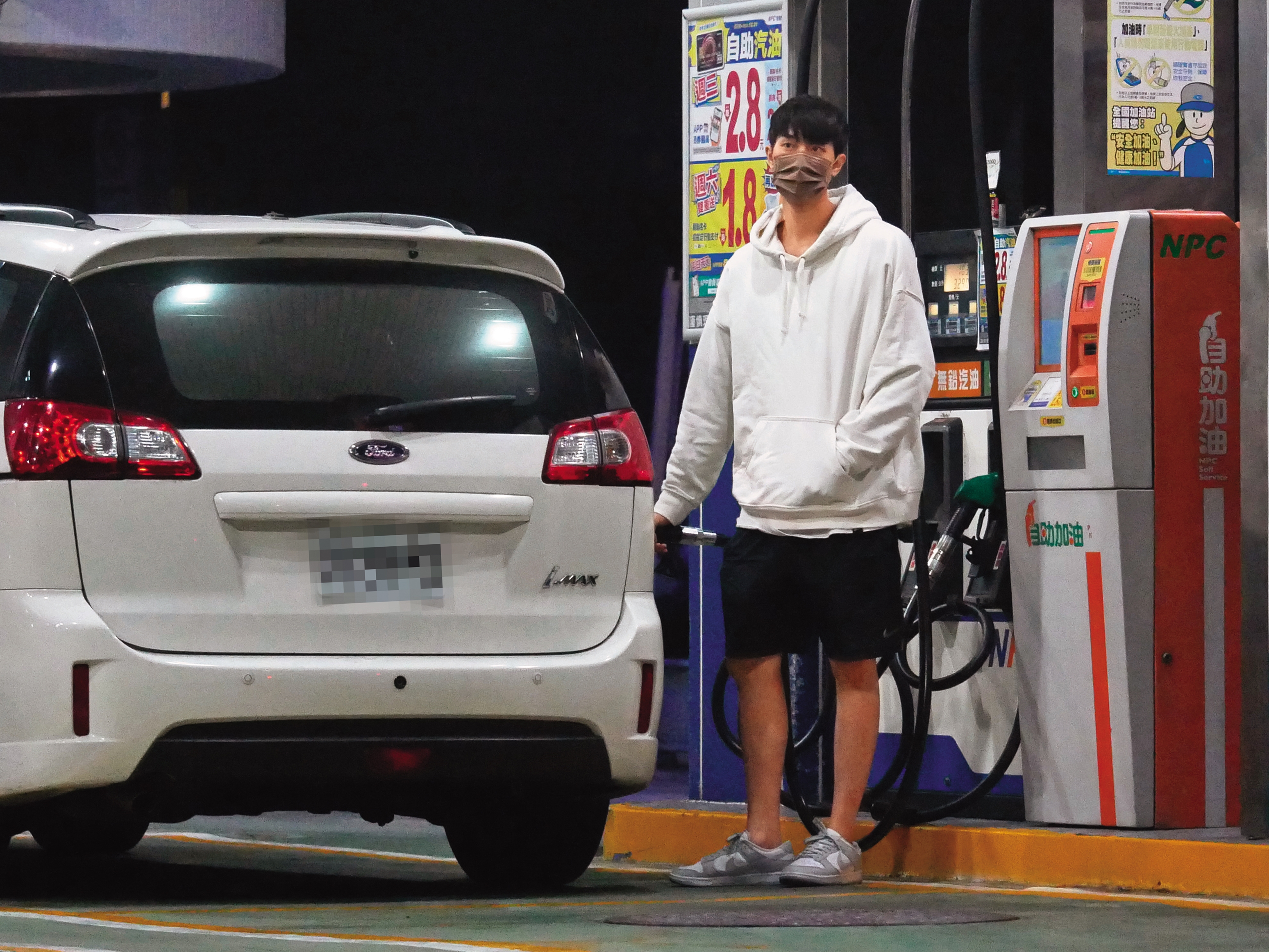 22:48 范姜彥豐在回家途中下車自助加油，疑似發現狗仔身影。