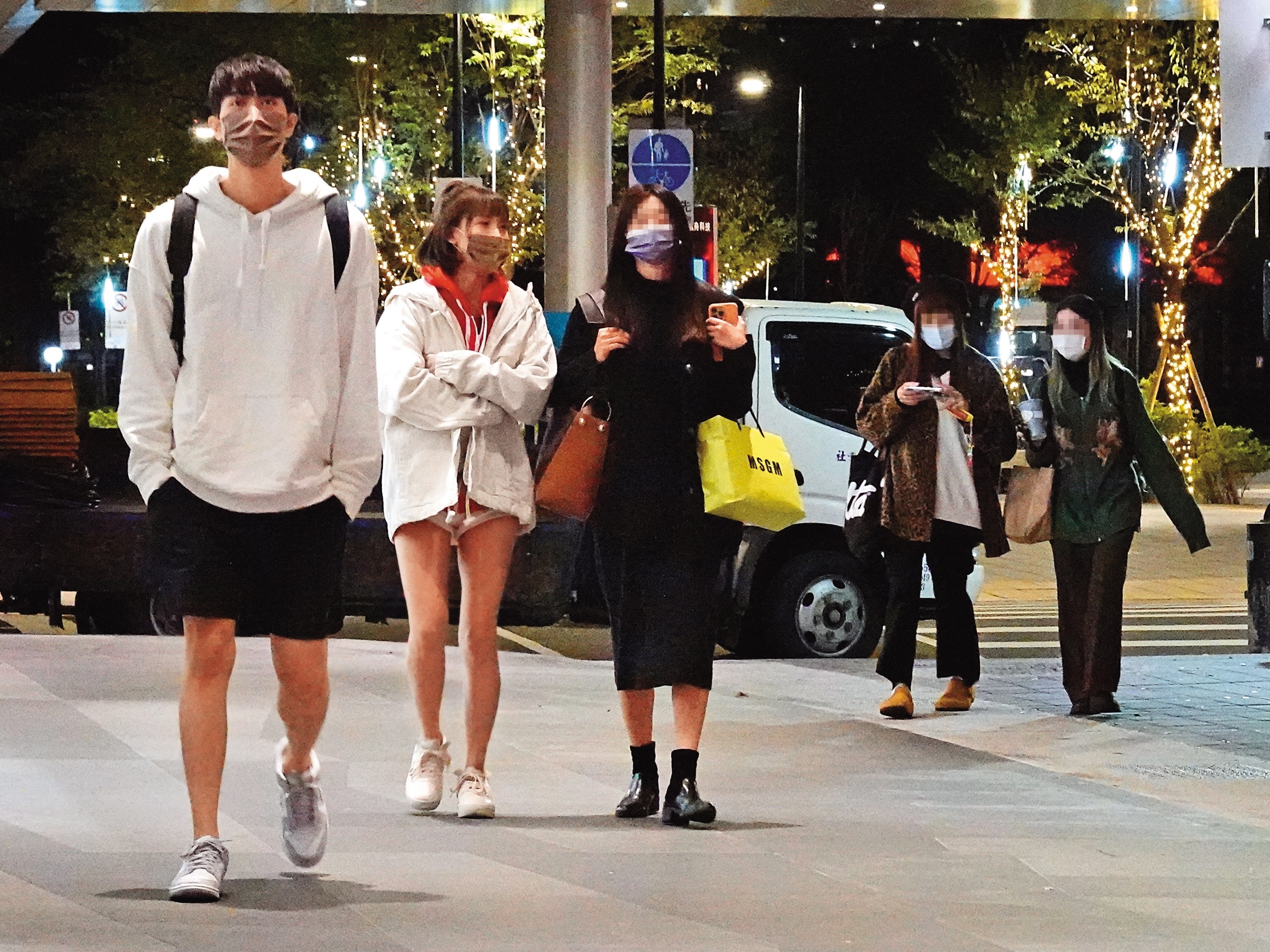 11/10 22:15 看完電影《梅艷芳》之後，粿粿（中）和范姜彥豐（左）步行前去取車，還帶著一名女友人（右）當電燈泡。