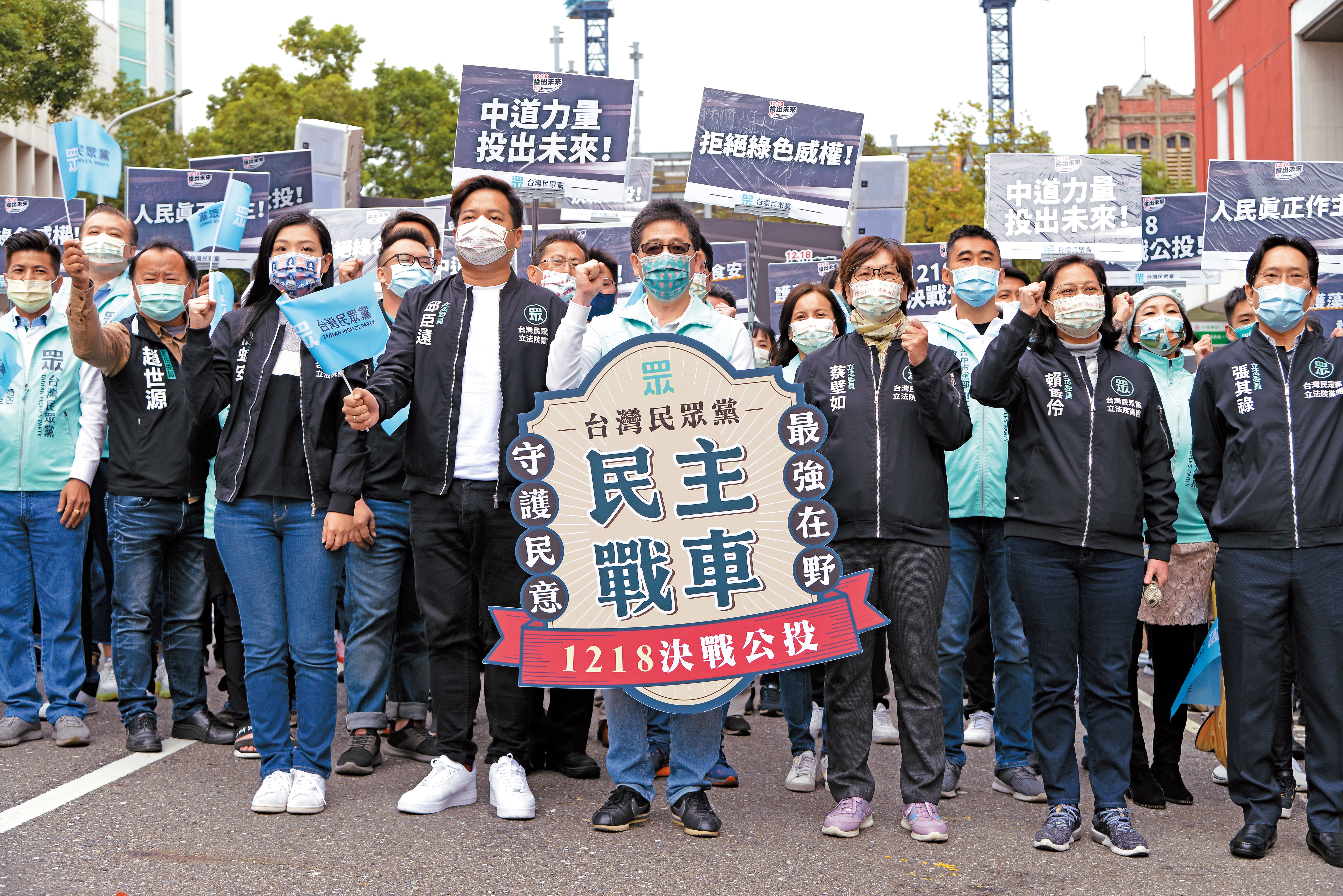 民眾黨定調公投「2好2壞」,但黨內民調卻顯示多數黨員看法與此不同。
