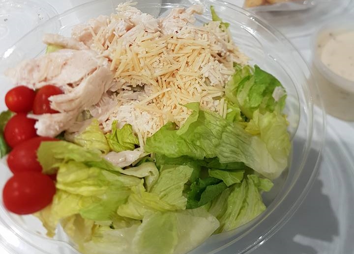 好市多熱食部美食中有不少「熱量地雷」，其中凱薩雞肉沙拉一份熱量就高達825大卡。（翻攝自Costco好市多 商品經驗老實說）