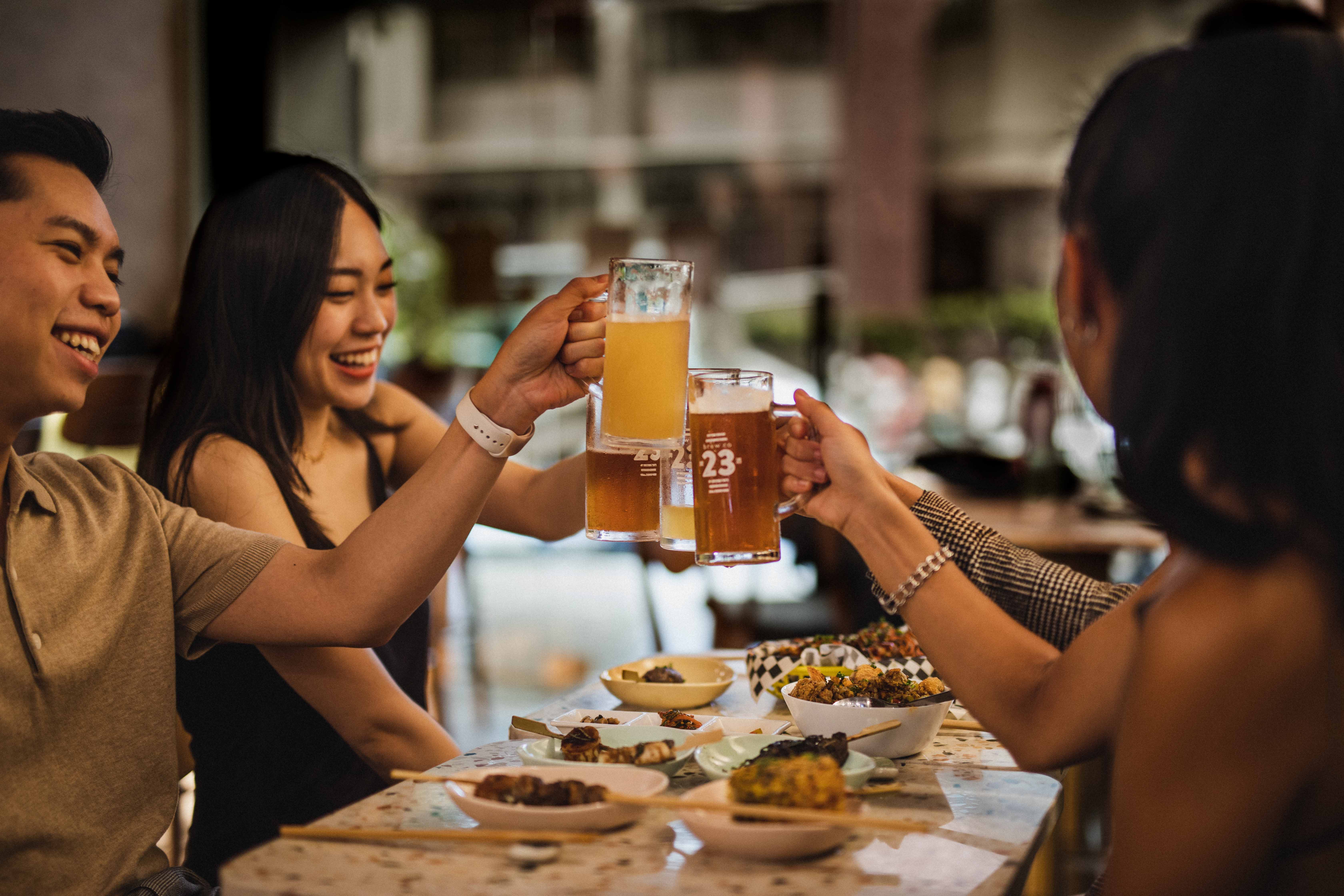 西門町「串串23」適合三五好友歡聚小酌，品嘗精緻摩登串燒。（串串23提供）