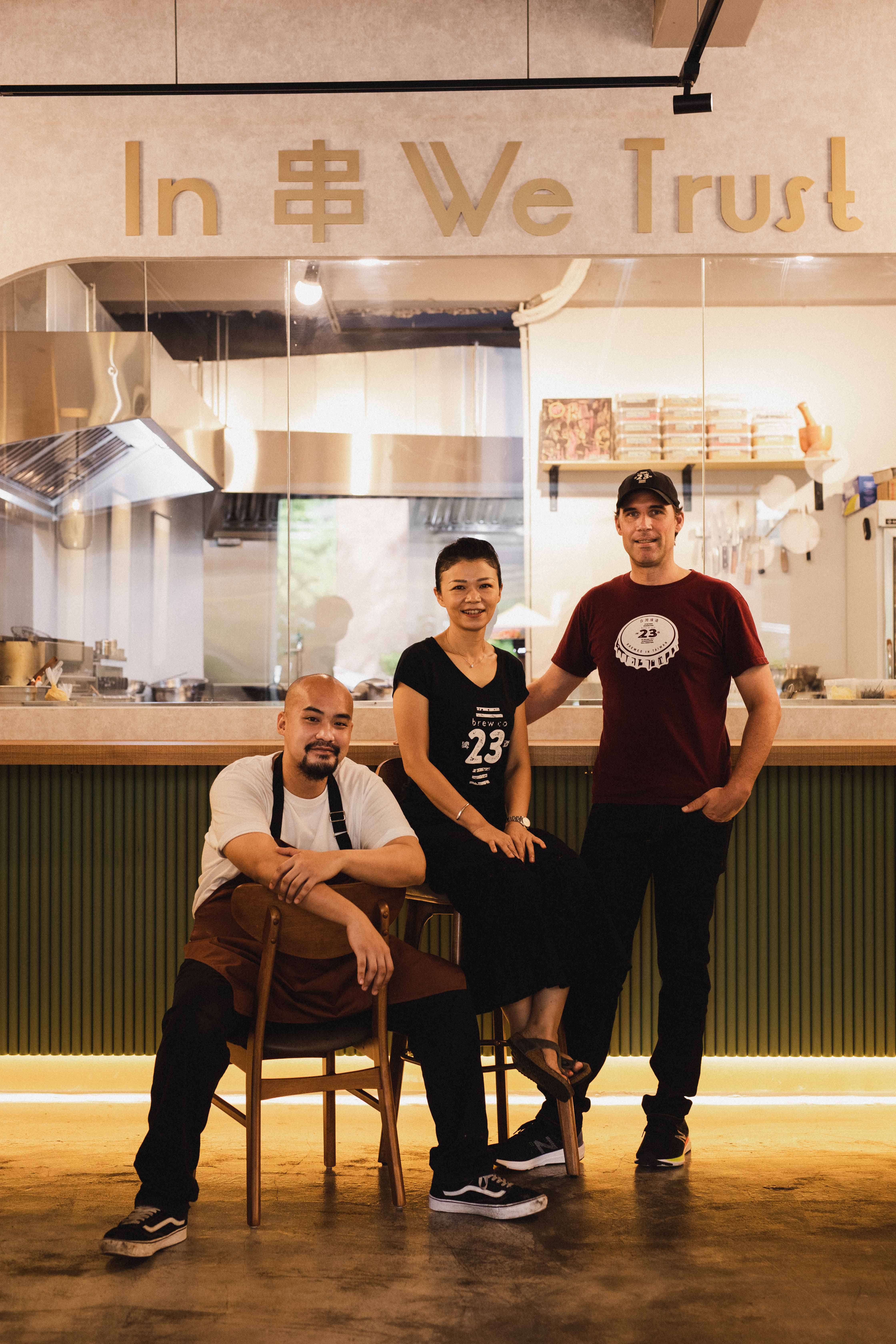 23精釀啤酒品牌主理人Brett Tiemn（右）、徐沐聲（中）及主廚Colin（左）共同打造串串23。（串串23提供）