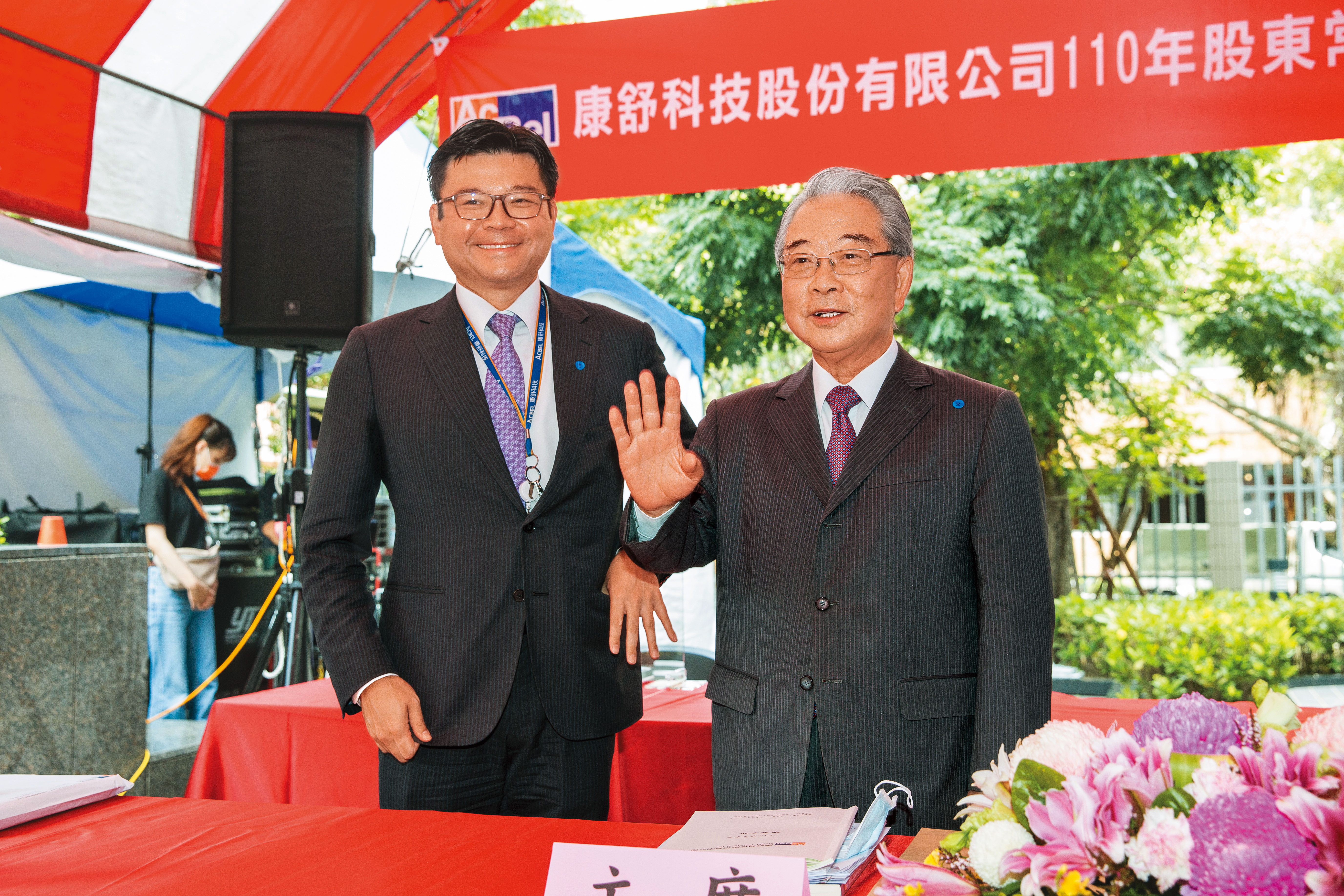 許勝雄（右）被爆料為了讓獨子許介立（左）認購金寶庫藏股，不僅虛設泰電通策略長一職，還更改員工認購庫藏股辦法。