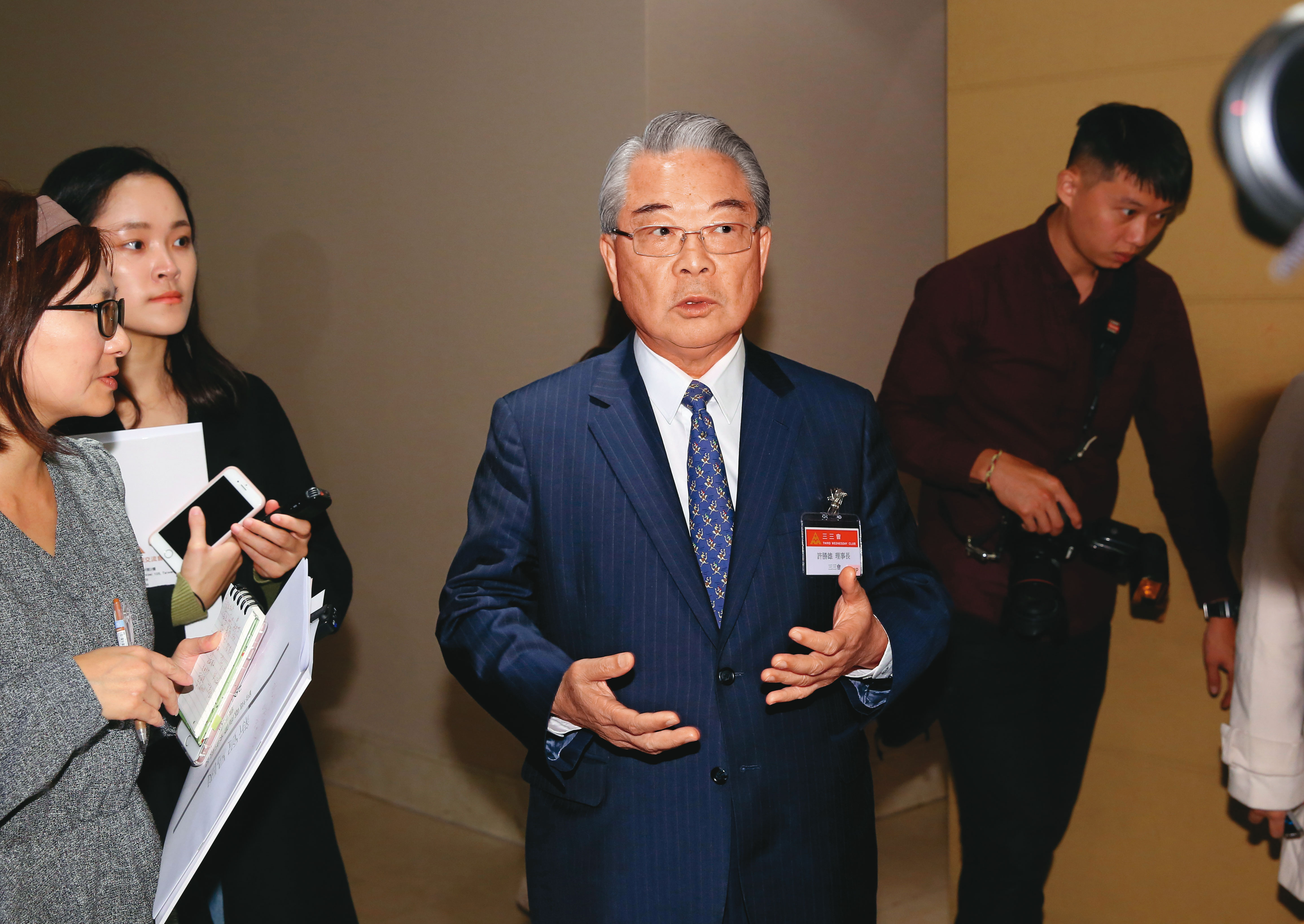 許勝雄修改庫藏股辦法，只要「本公司及子公司對公司有特殊貢獻者，經董事長同意之受讓者，可以不受年資以及考績的限制。