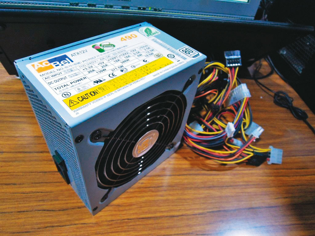 康舒的主要產品是電源供應器，其他業務包括電腦及事務性機器設備批發、電信器材批發、電子材料批發和資訊軟體服務等。（翻攝奇摩拍賣）