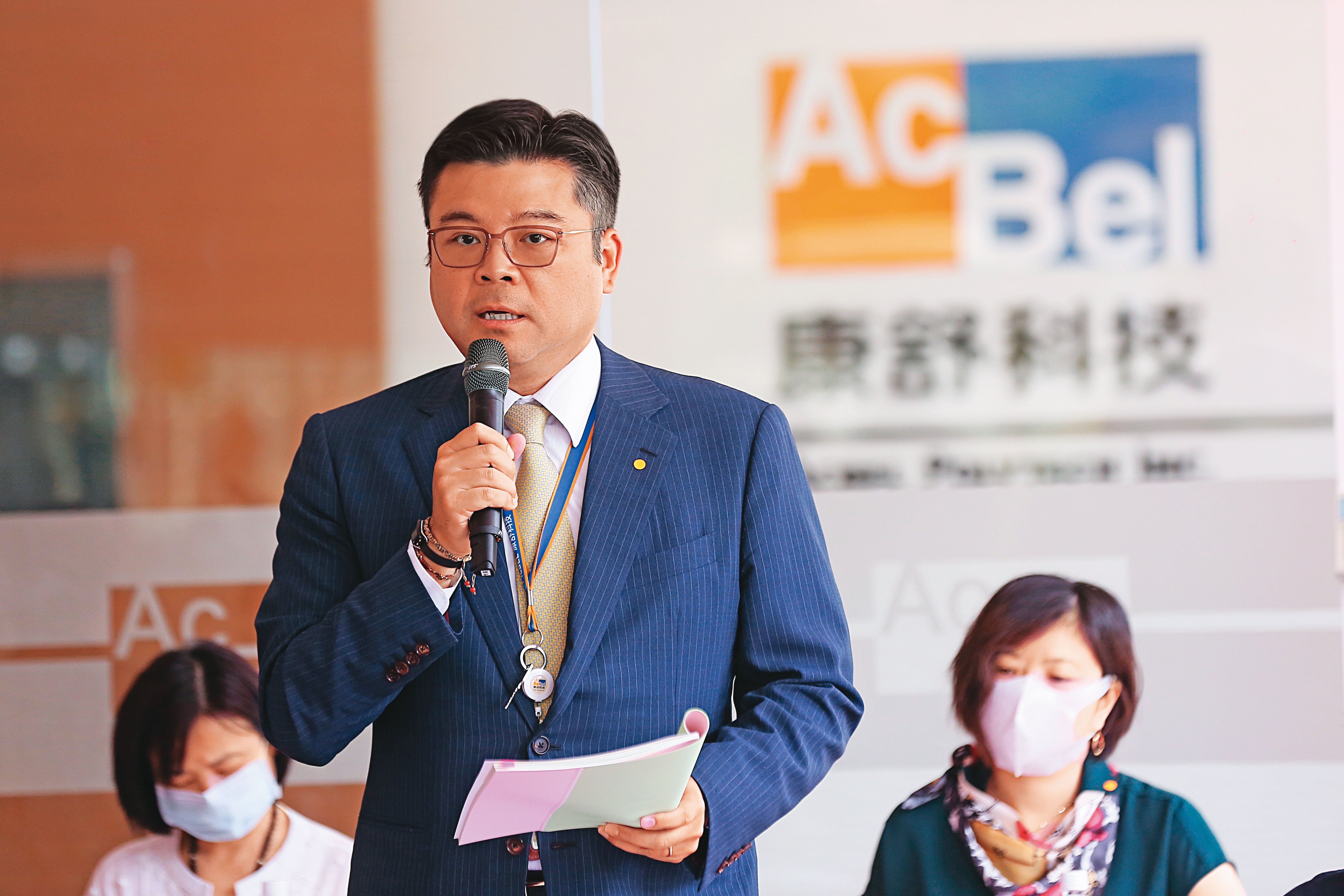 許介立是許勝雄的獨子，在日本早稻田大學取得MBA後，回到台灣先在仁寶電腦業務、採購和製造等單位歷練10年。