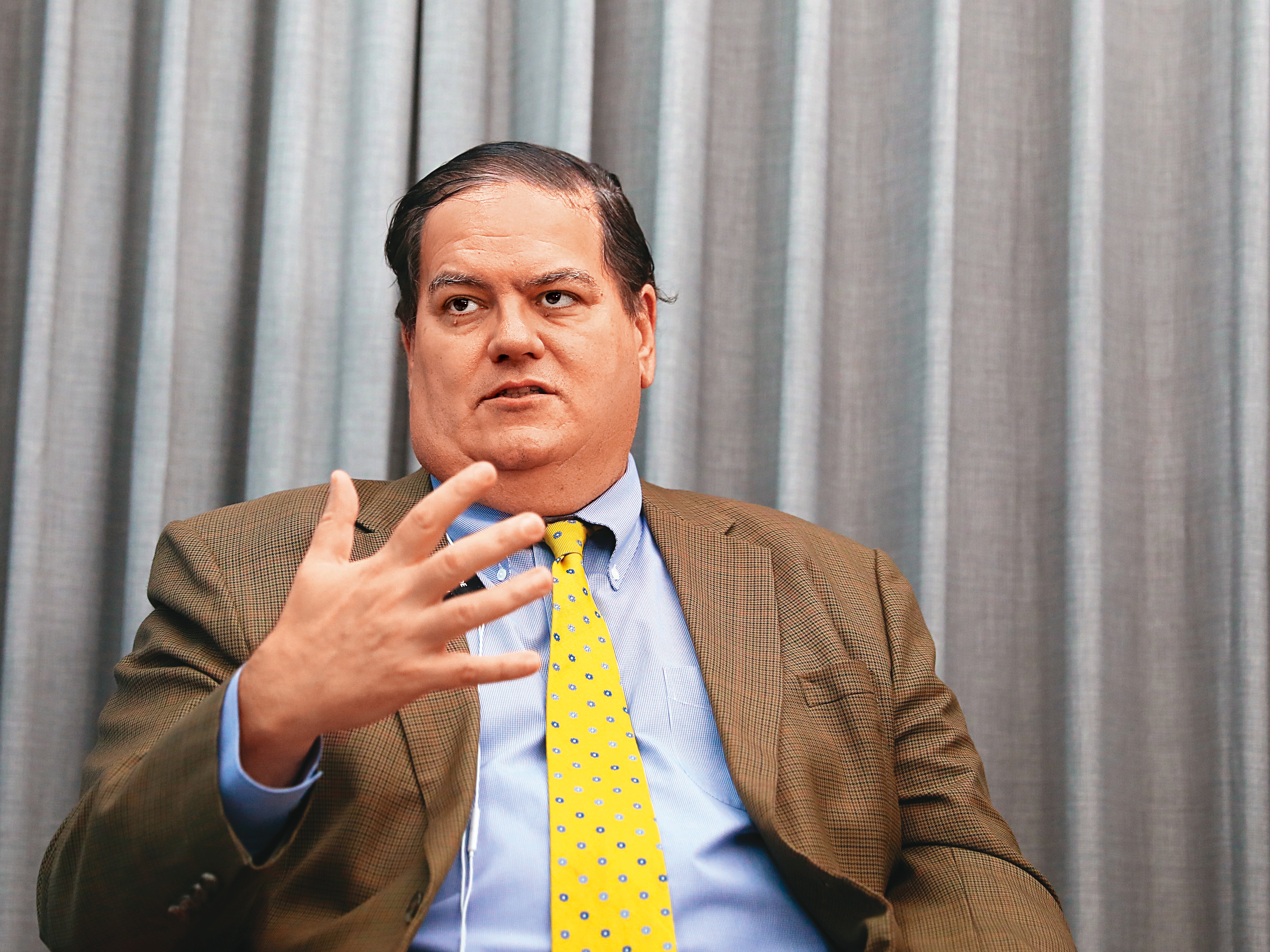 馬克．賽門遭港府通緝，目前仍協助黎智英打點事業。圖為他近日接受本刊專訪。