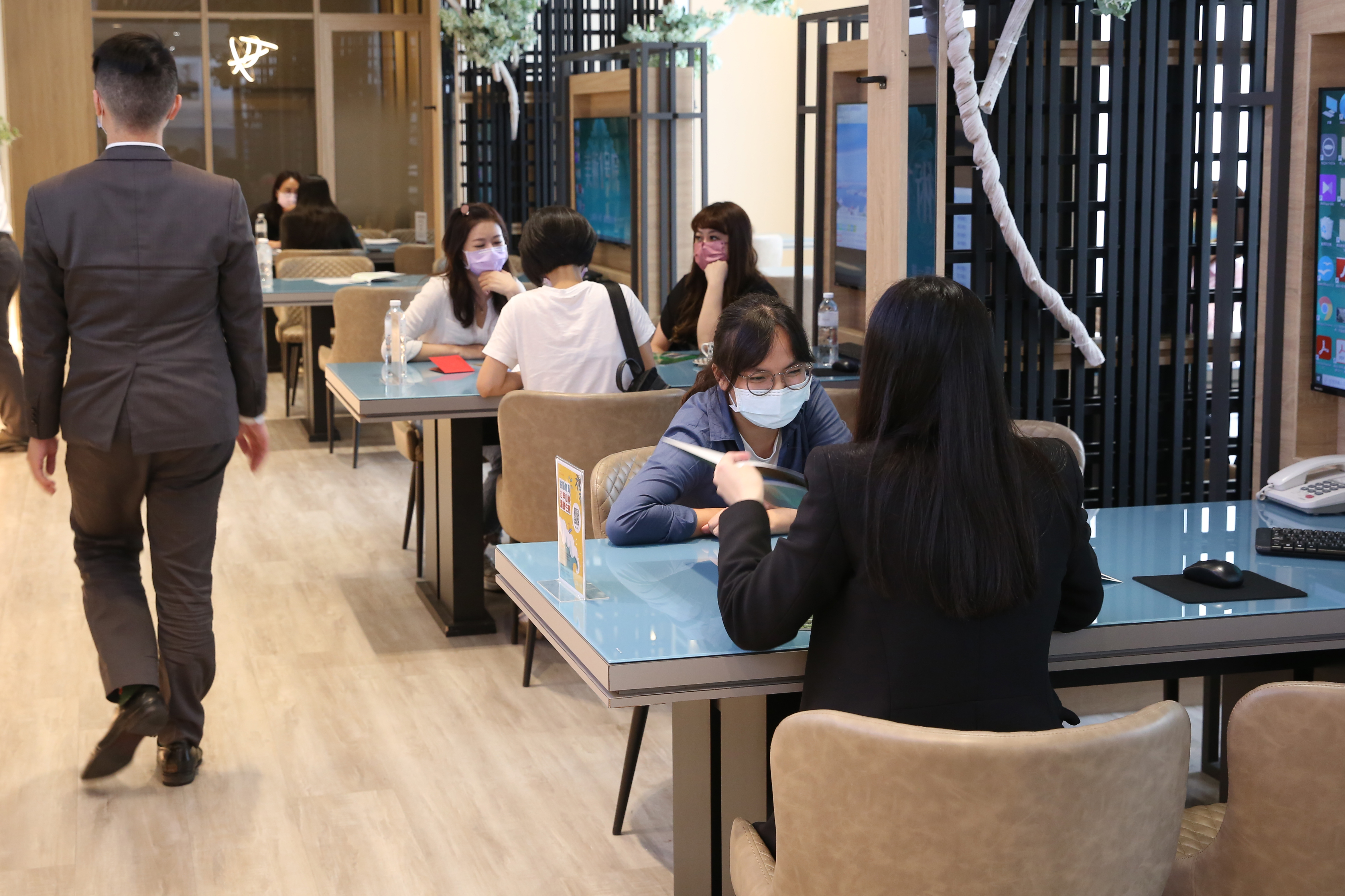 首購族善用政策性貸款，申辦條件較寬鬆、利率較佳，可減輕房貸負擔。