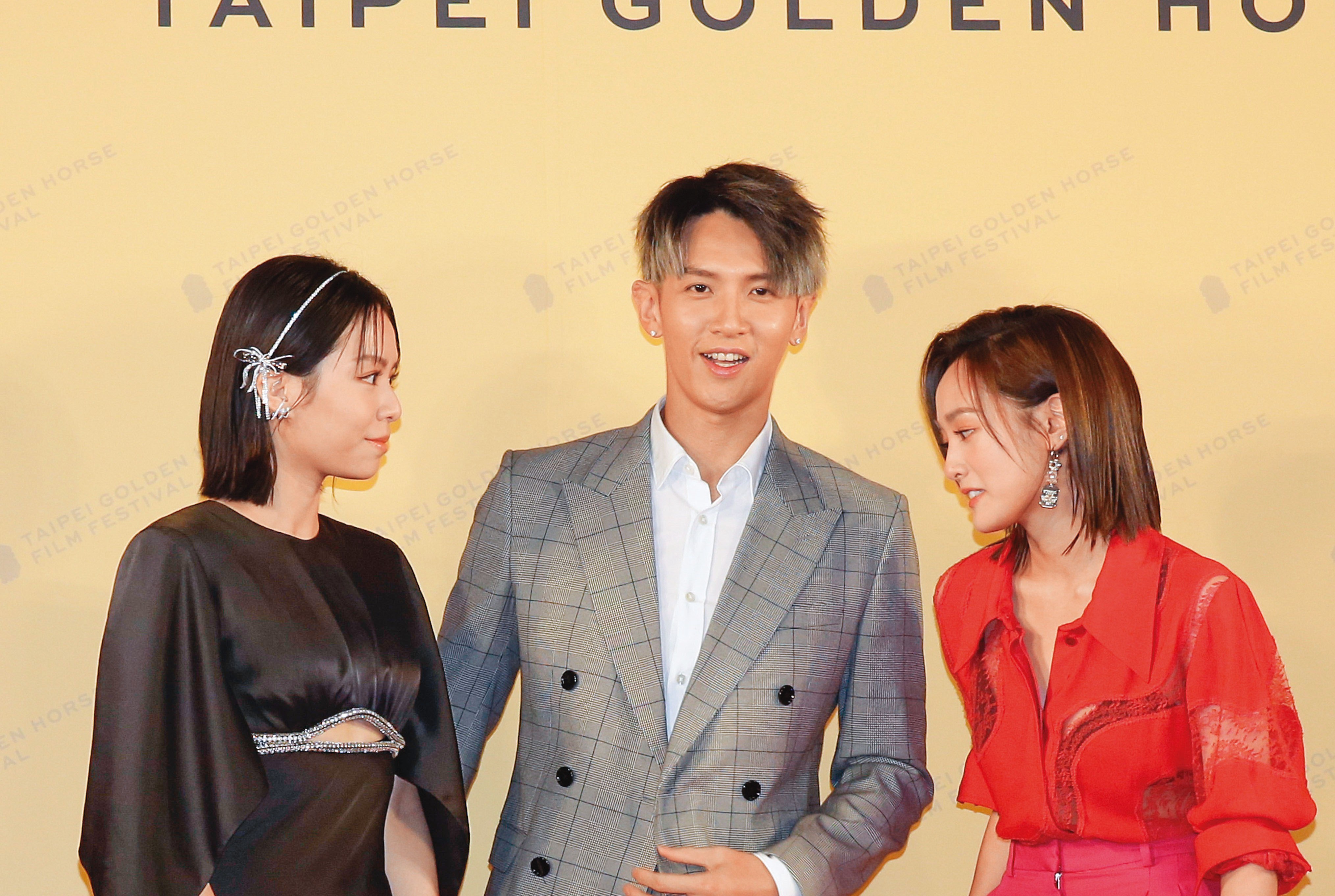 長髮是飯局妹？難怪宋芸樺（左）、王淨（右）出席《月老》金馬影展首映場，都剪短髮。中為柯震東。