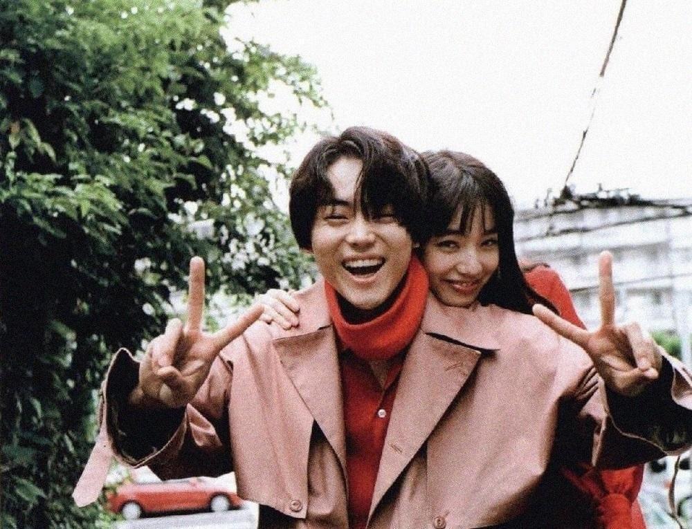 菅田將暉（前）與小松菜奈（後）結婚。（網路圖片）