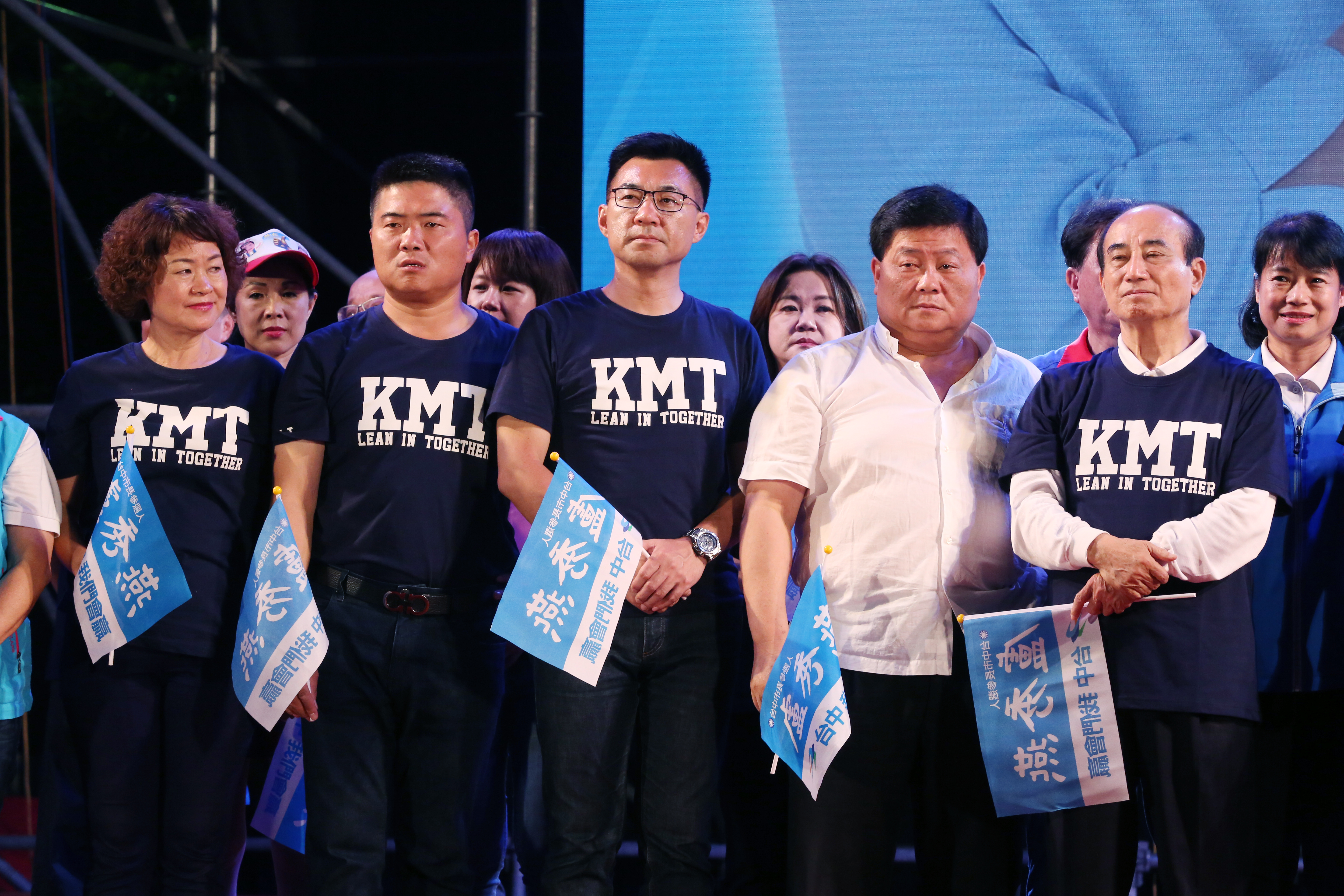 顏寬恒（左2）與顏清標（右2）被爆料一家住在台中七期。（本刊資料照）