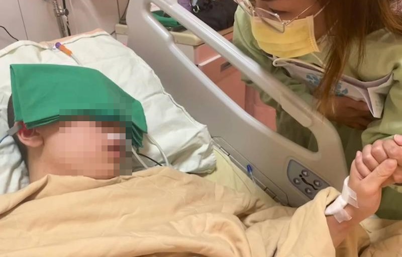 遭瑪莎拉蒂3惡少毆打成重傷的男大生今日出院。（家屬提供）