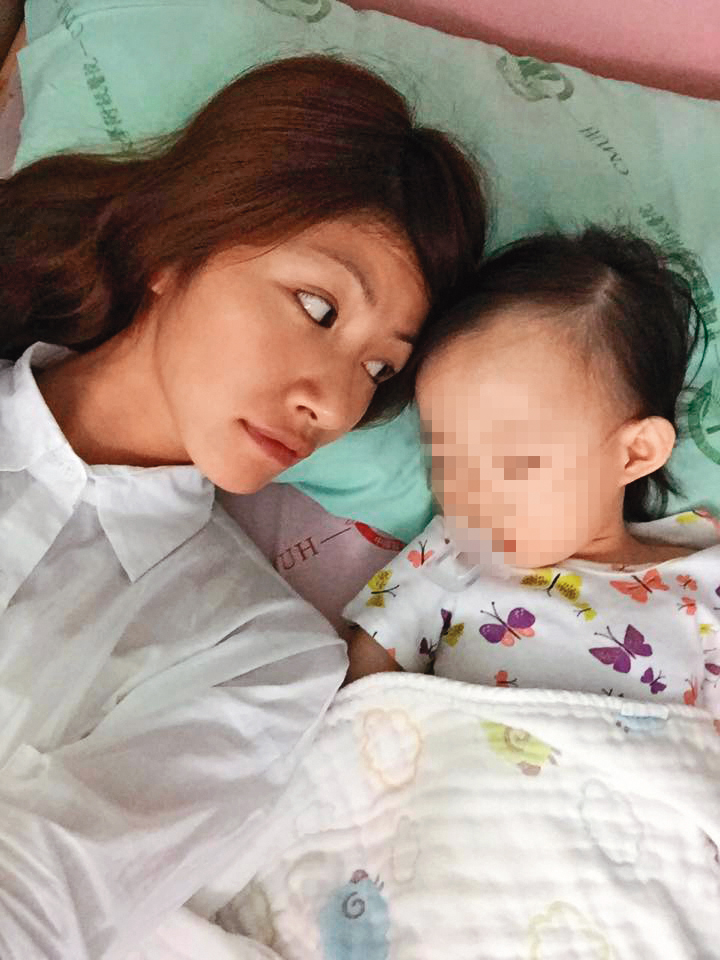 李千那（左）過往有段婚姻，還要扶養一對兒女，但是桃花沒有斷過。（翻攝自李千那臉書）