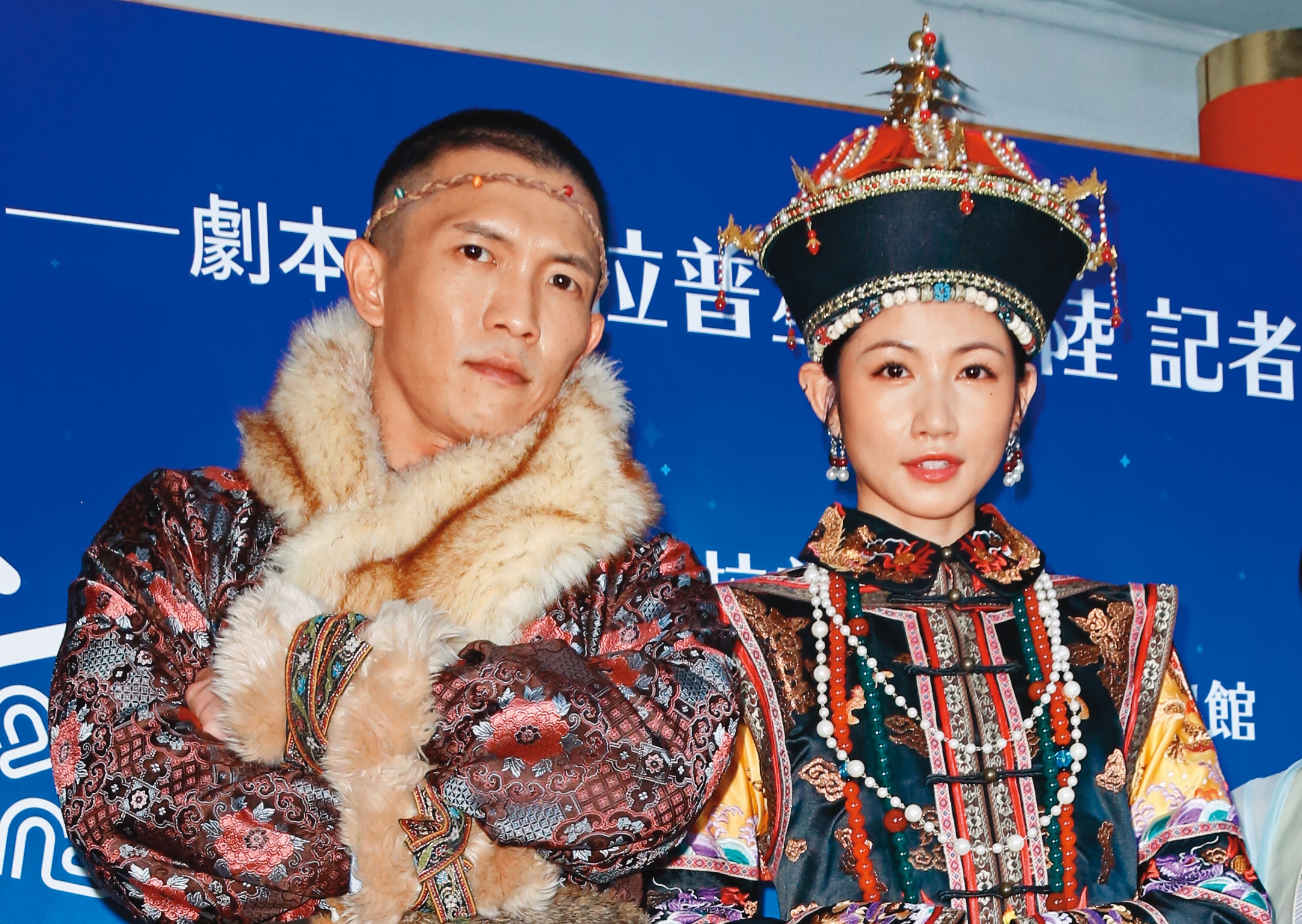 李千那（右）在9月底出席一場活動，透露「身邊」有人在追求，沒想到那人就是身旁的黃尚禾（左）。