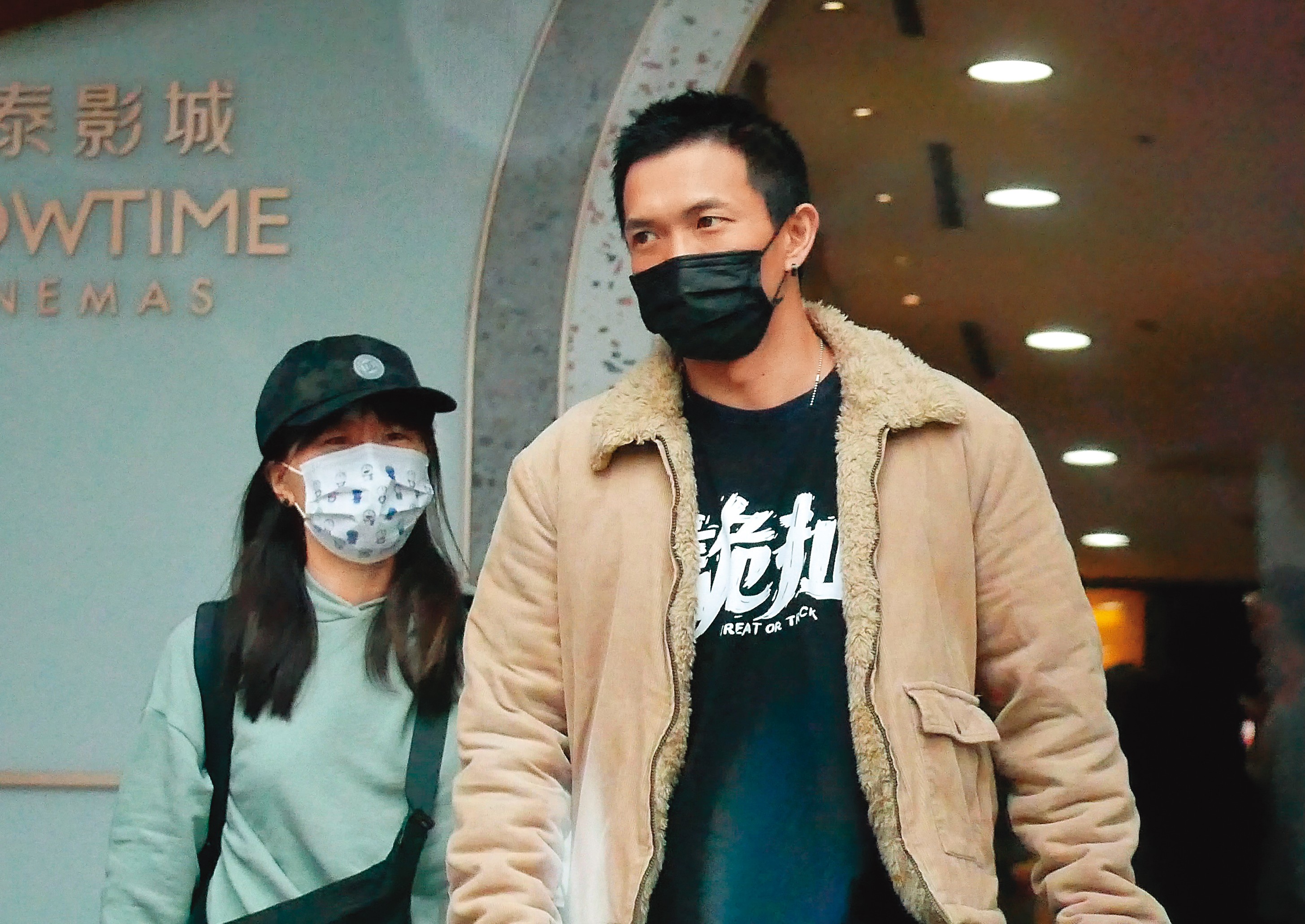 11月14日15:34,黃尚禾(右)在助理(左)陪同下行程滿滿,可見演技獲賞識。